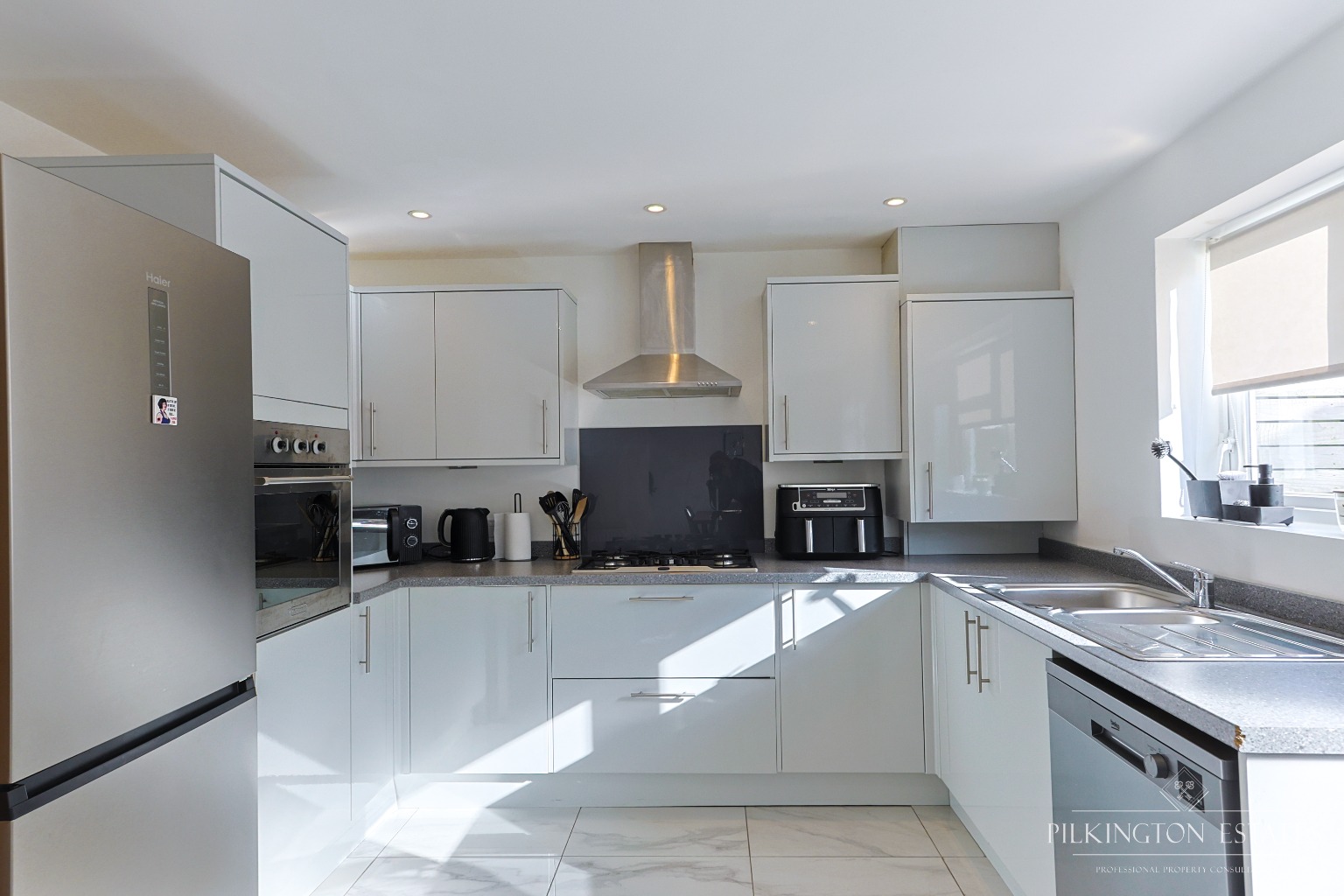 Stylish 3-bed PL5 terrace with open-plan living, landscaped garden, garage and parking. EPC D Property image 8