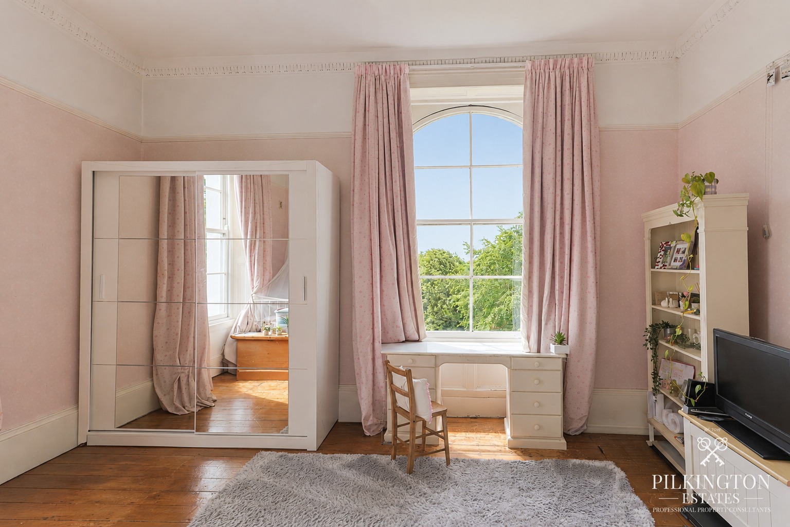 Beautiful Grade II Listed 4-bed family home with large garden in the heart of Stoke. Property image 13