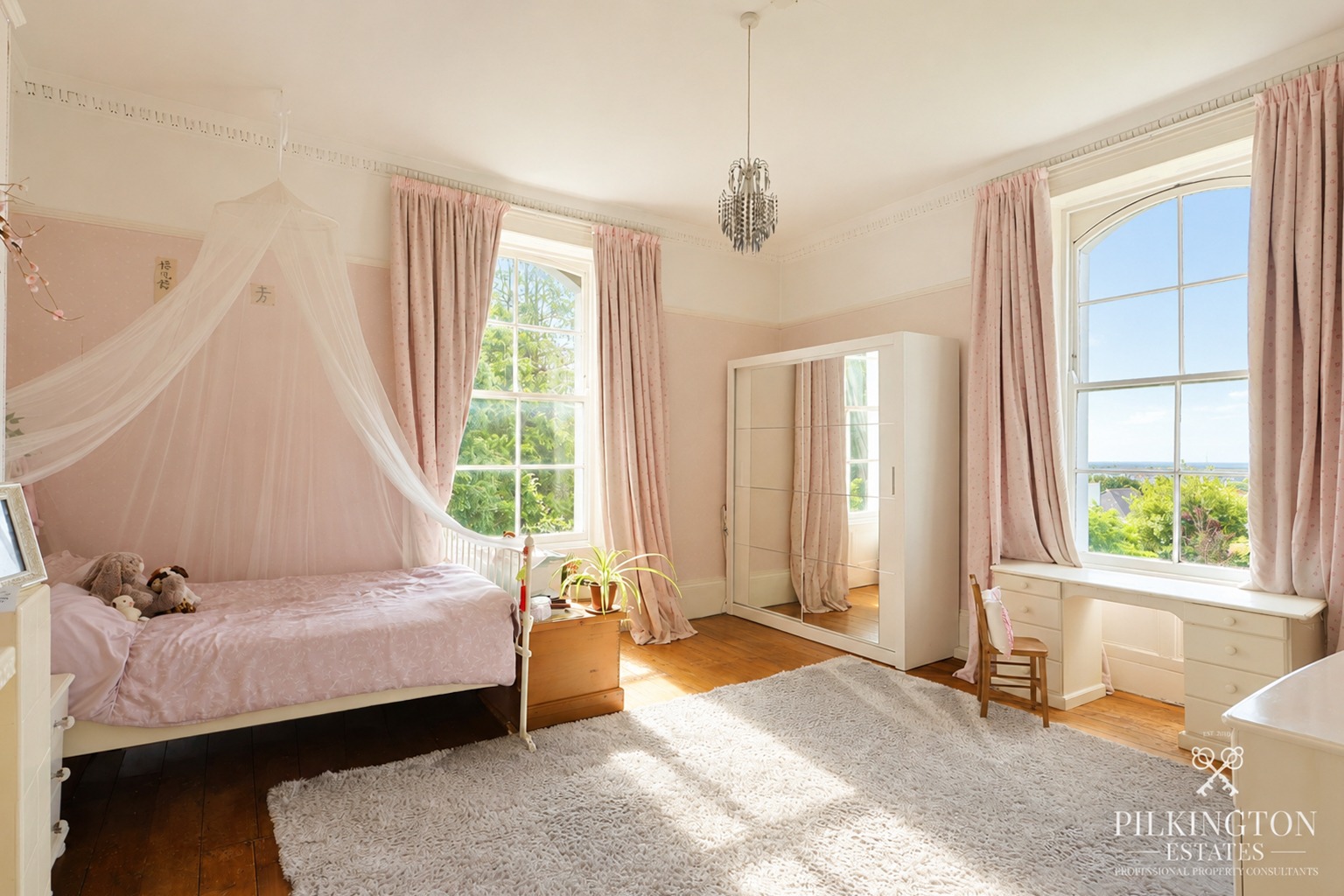 Beautiful Grade II Listed 4-bed family home with large garden in the heart of Stoke. Property image 12