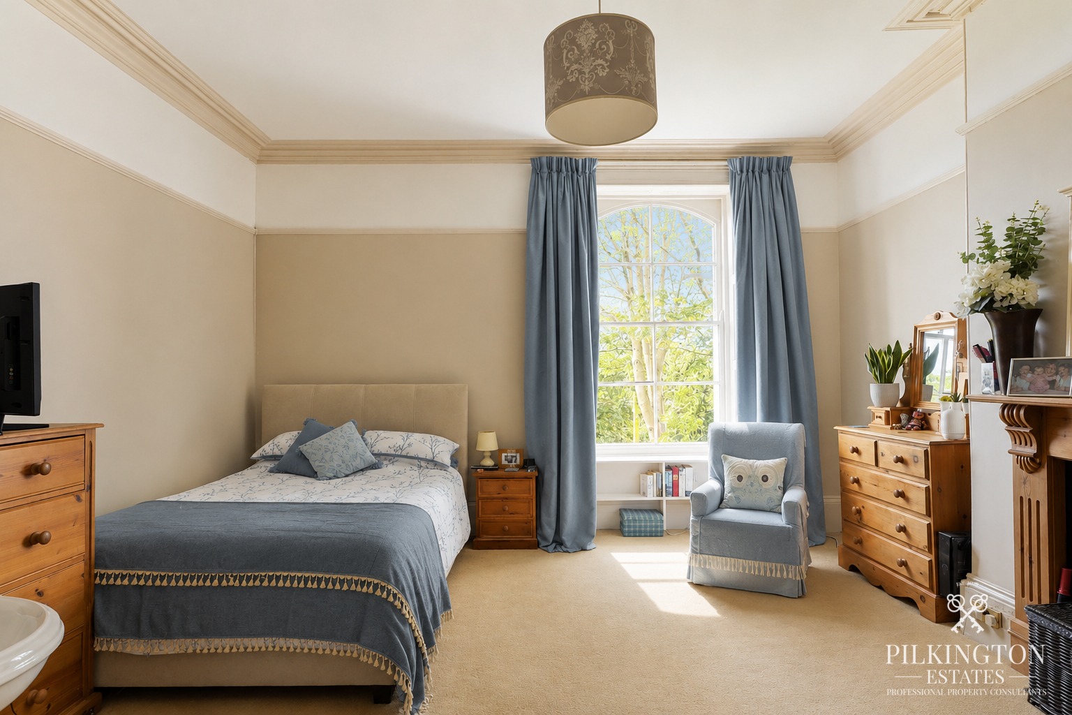 Beautiful Grade II Listed 4-bed family home with large garden in the heart of Stoke. Property image 14