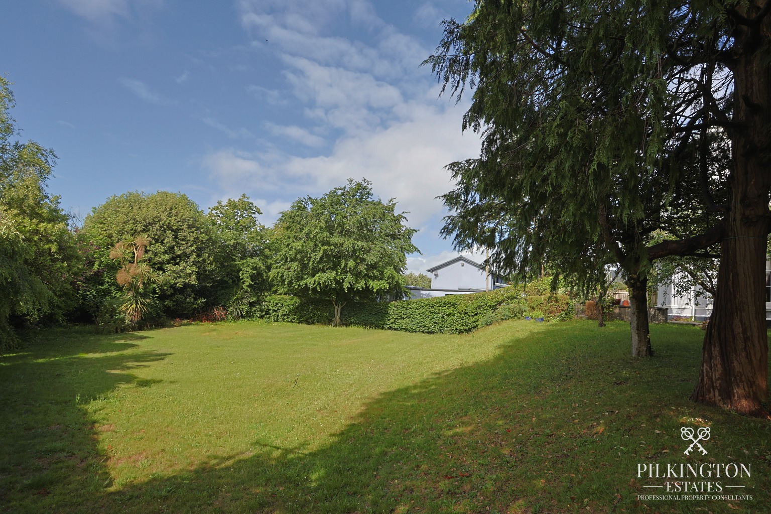 Beautiful Grade II Listed 4-bed family home with large garden in the heart of Stoke. Property image 24
