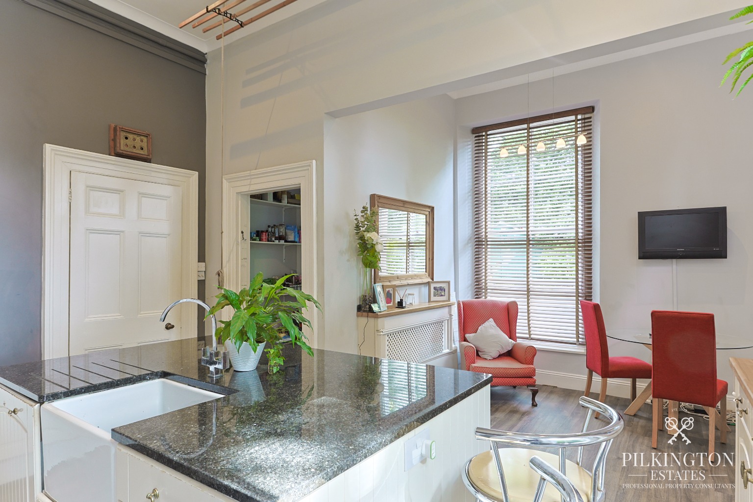 Beautiful Grade II Listed 4-bed family home with large garden in the heart of Stoke. Property image 8