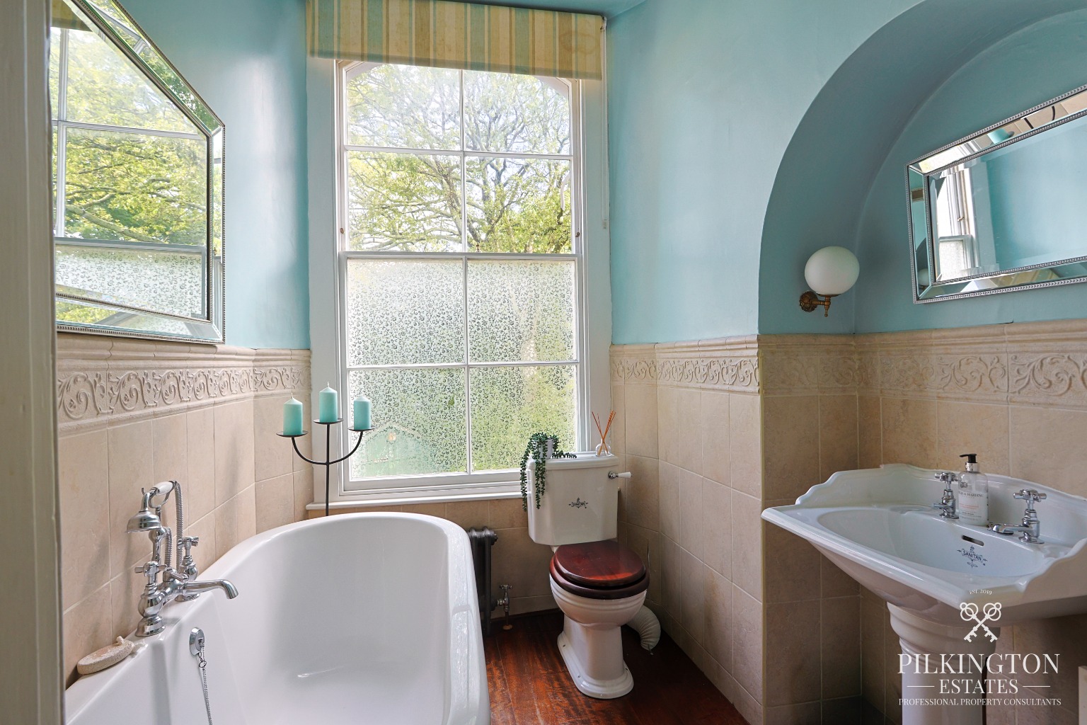 Beautiful Grade II Listed 4-bed family home with large garden in the heart of Stoke. Property image 17