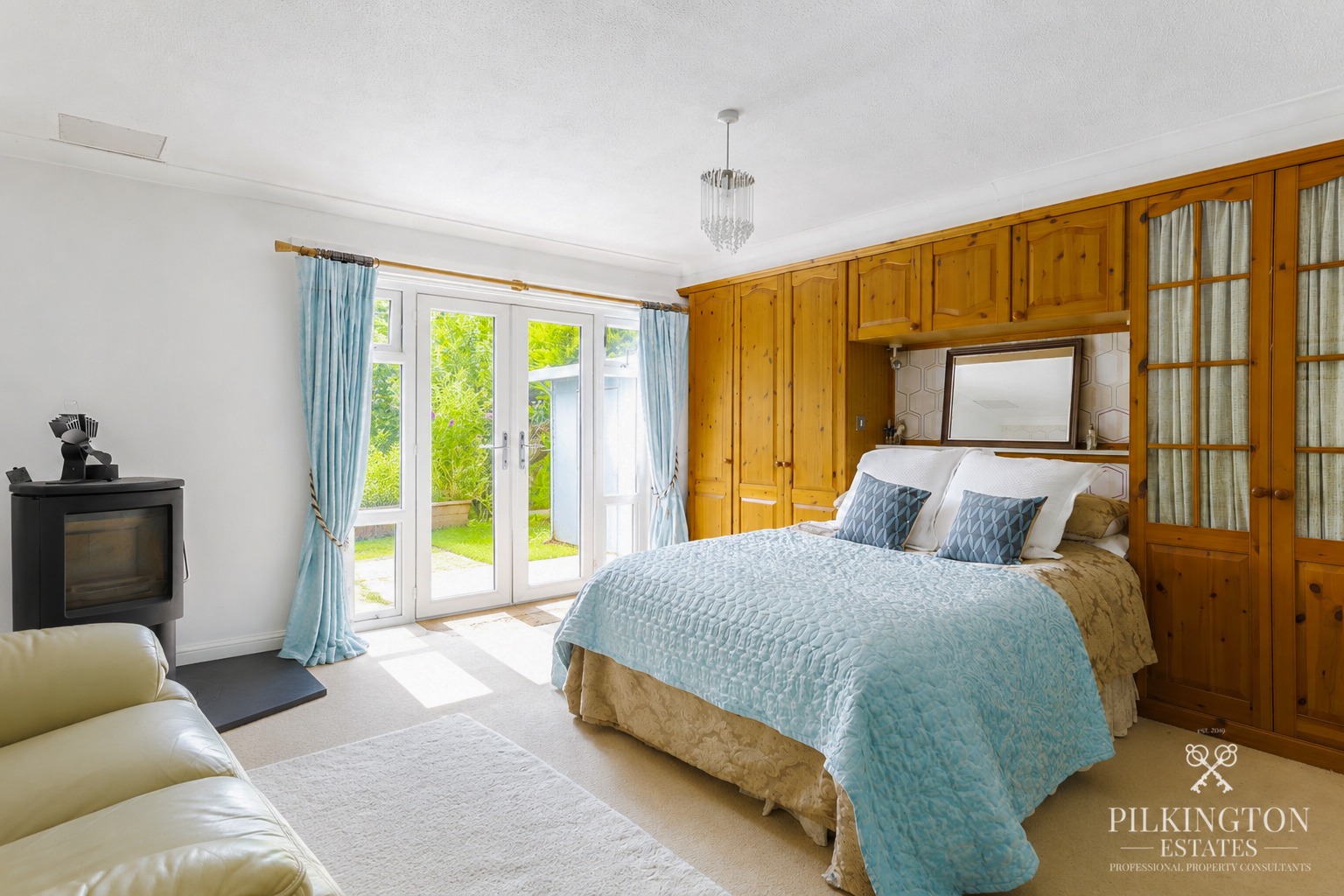 Immaculate Four-Bedroom Detached Home with Private Garden in a Quiet Cul-de-Sac Property image 9