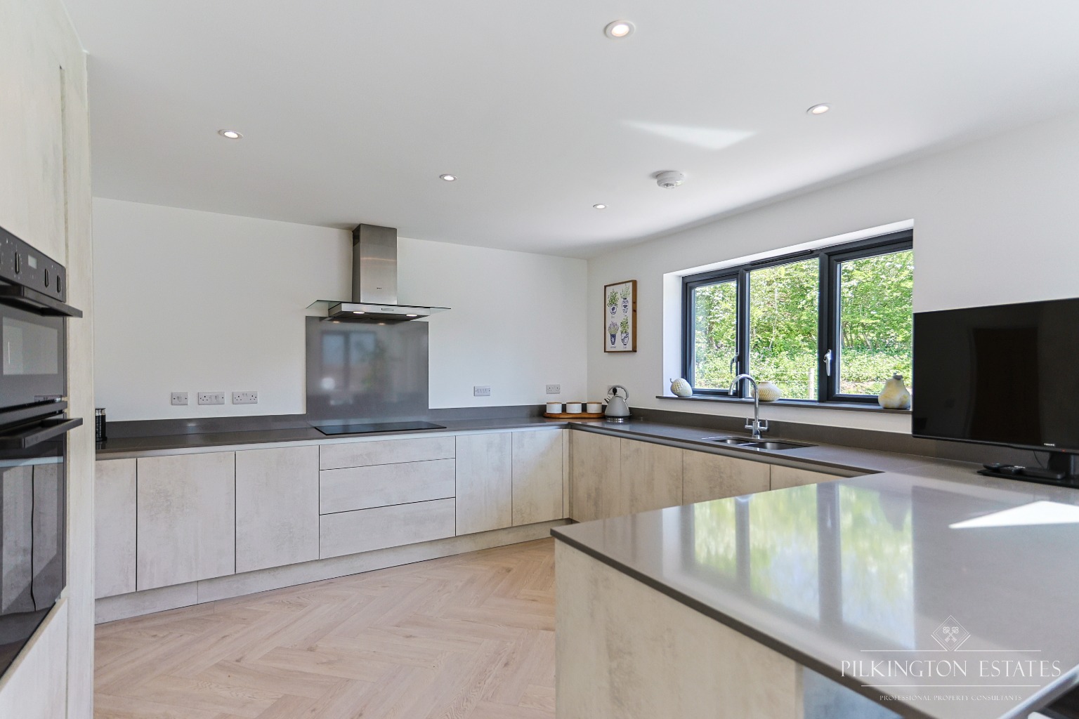 Stunning Detached Home with Annex, Bifold Living & Beautiful Garden Property image 7