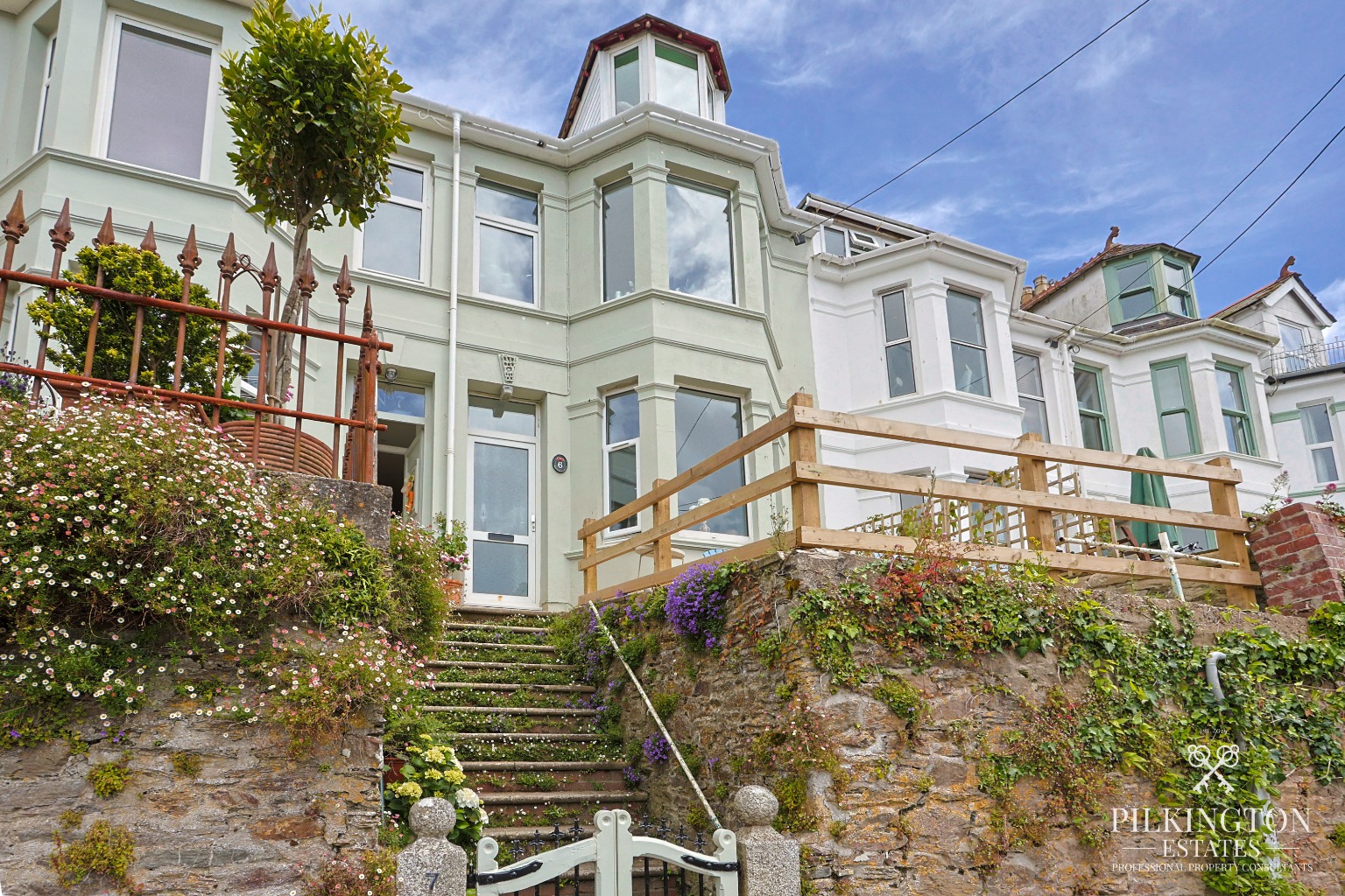Stunning Harbour-View Maisonette with Panoramic Views Across Picturesque Looe Property image 2
