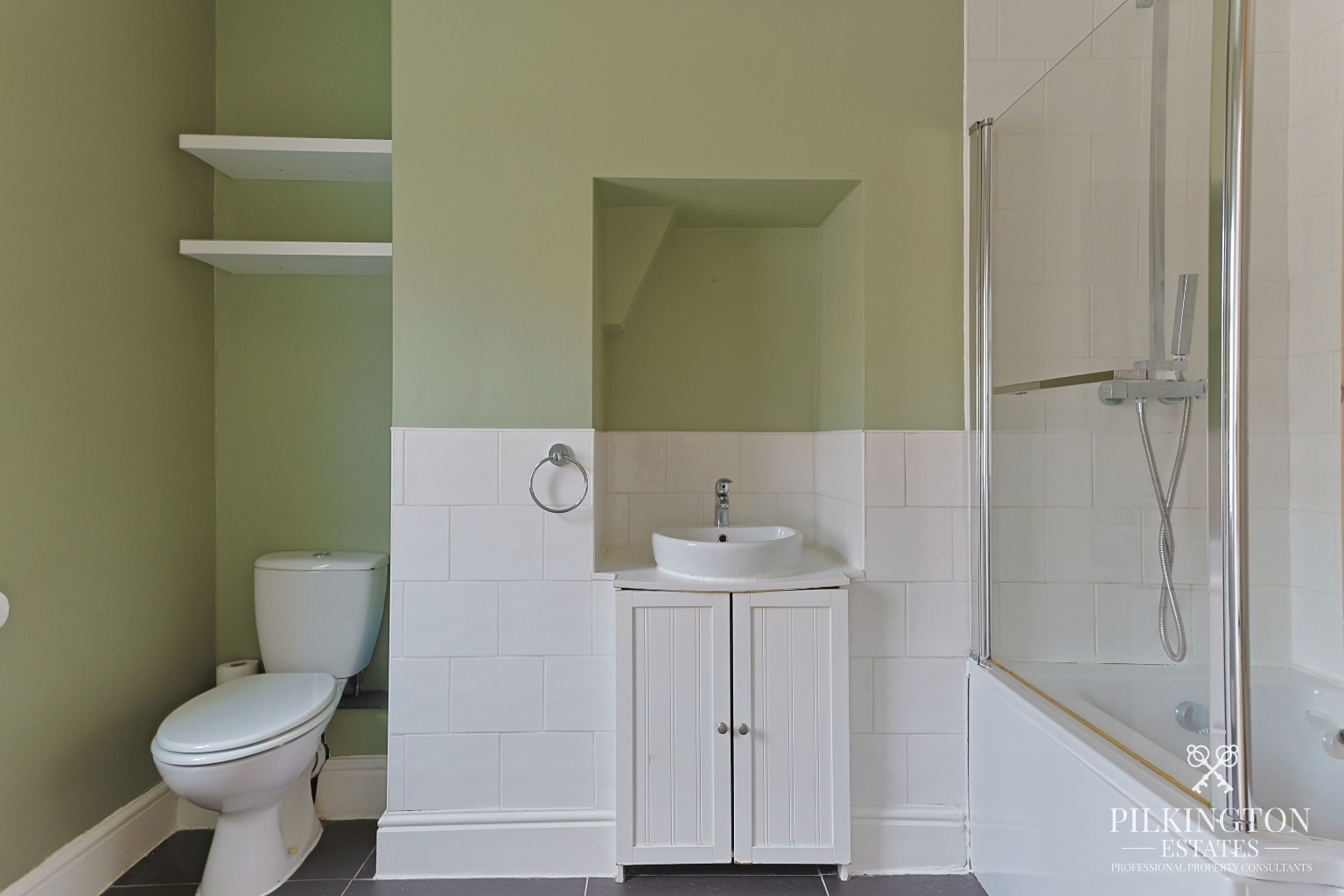 Beautifully Updated 3-Bedroom Home with New Kitchen, Underfloor Heating & No Chain Property image 4