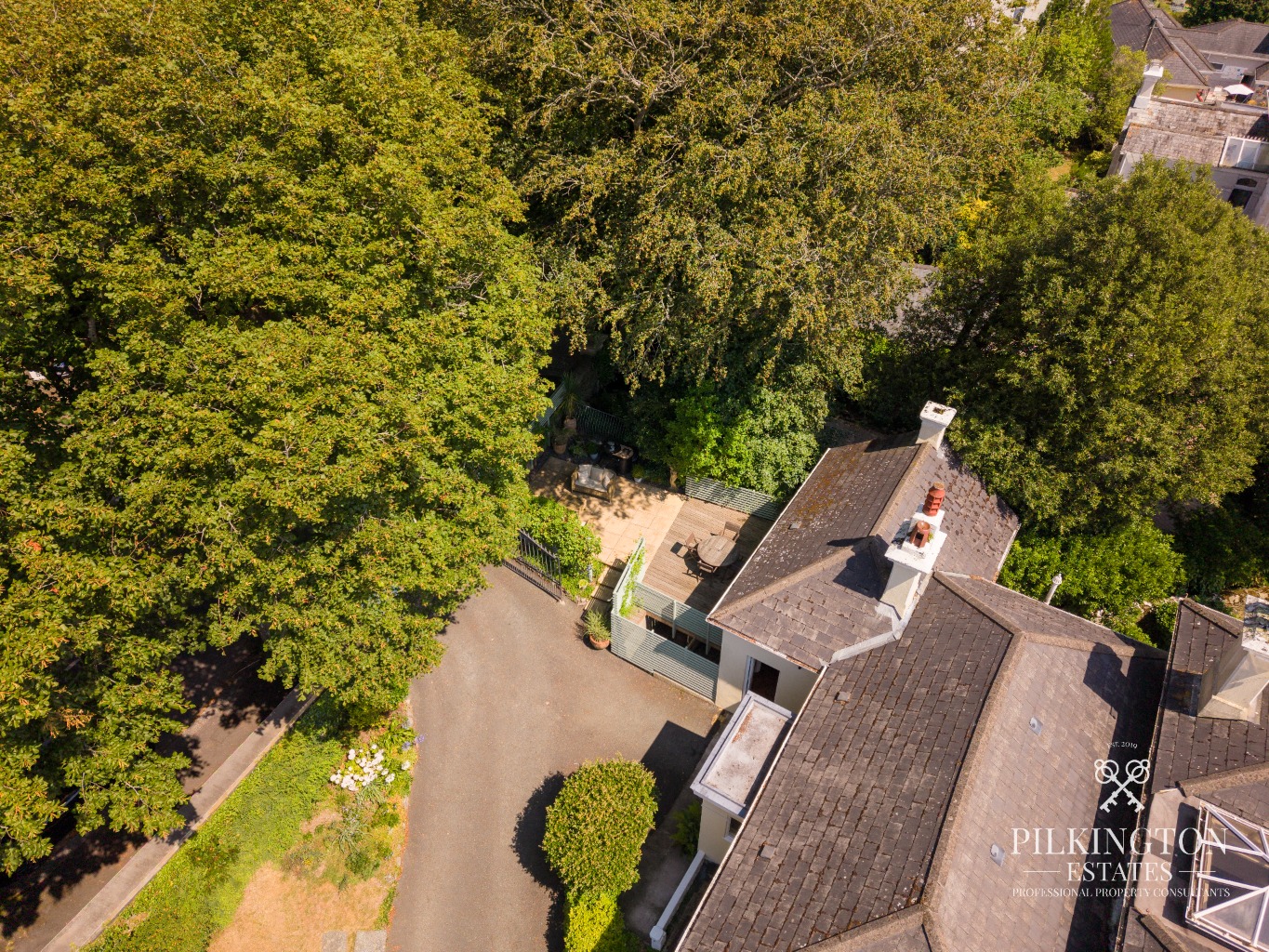 Magnificent Victorian Apartment with Stunning Sea Views, Private Garden, Garage & Share of Freehold Property image 18