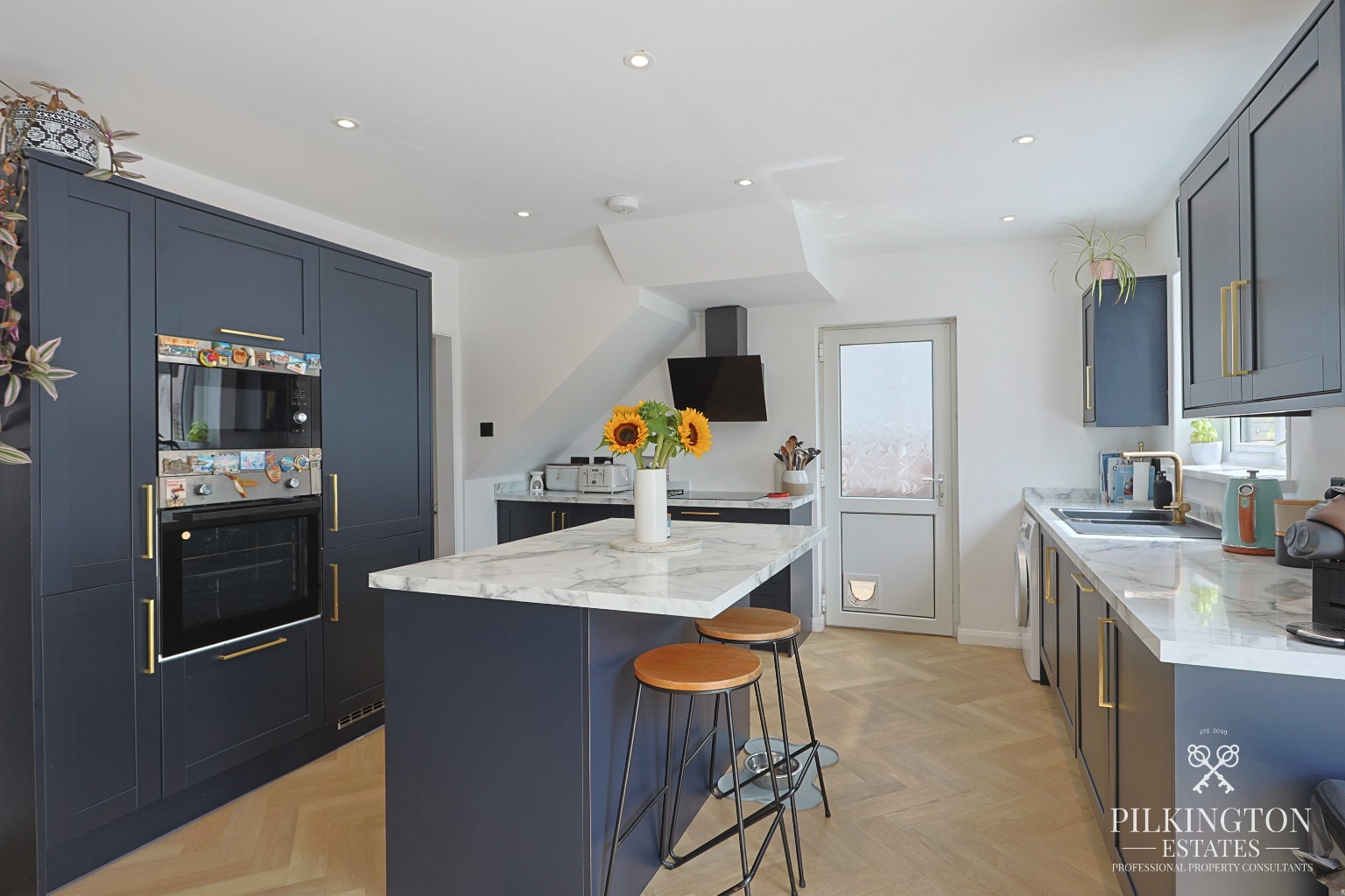 Beautifully Renovated Detached Family Home in Sought-After Peverell area. Property image 5