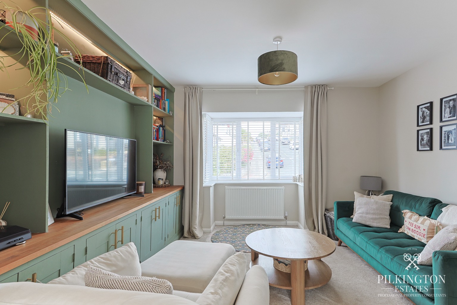 Beautifully Renovated Detached Family Home in Sought-After Peverell area. Property image 2