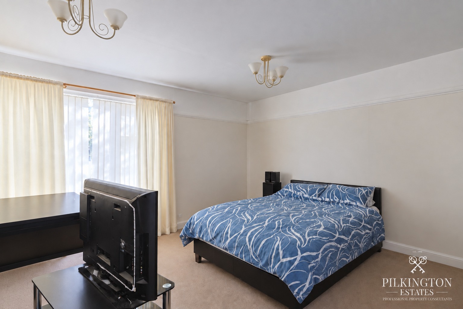 Spacious ground floor home with flexible living space, kitchen/diner, bedroom, bathroom and storage. Property image 4