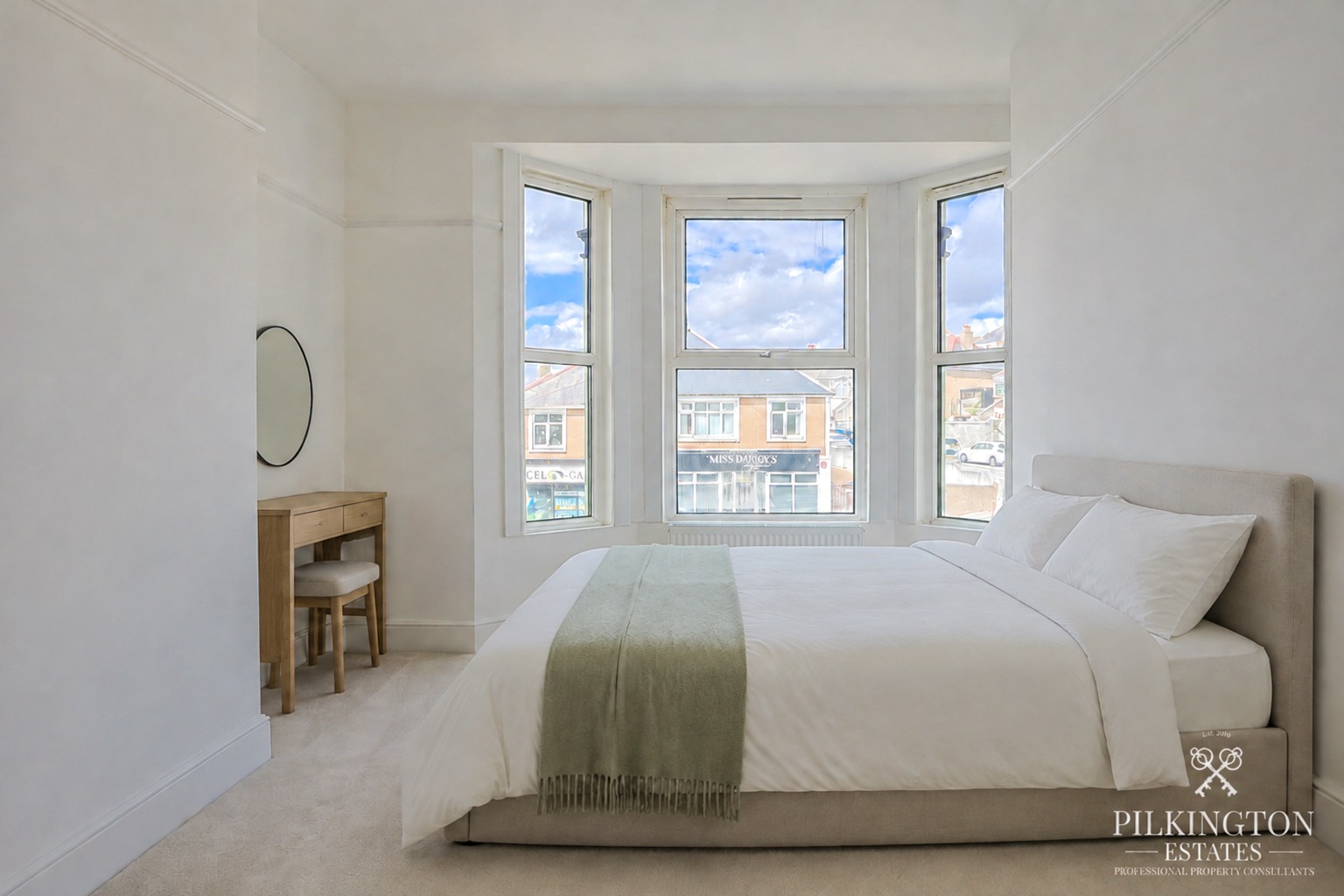 Beautifully Renovated Home with Stunning Kitchen, Luxury Bathroom & Courtyard Garden Property image 9