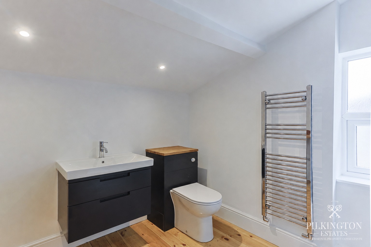Beautifully Renovated Home with Stunning Kitchen, Luxury Bathroom & Courtyard Garden Property image 7