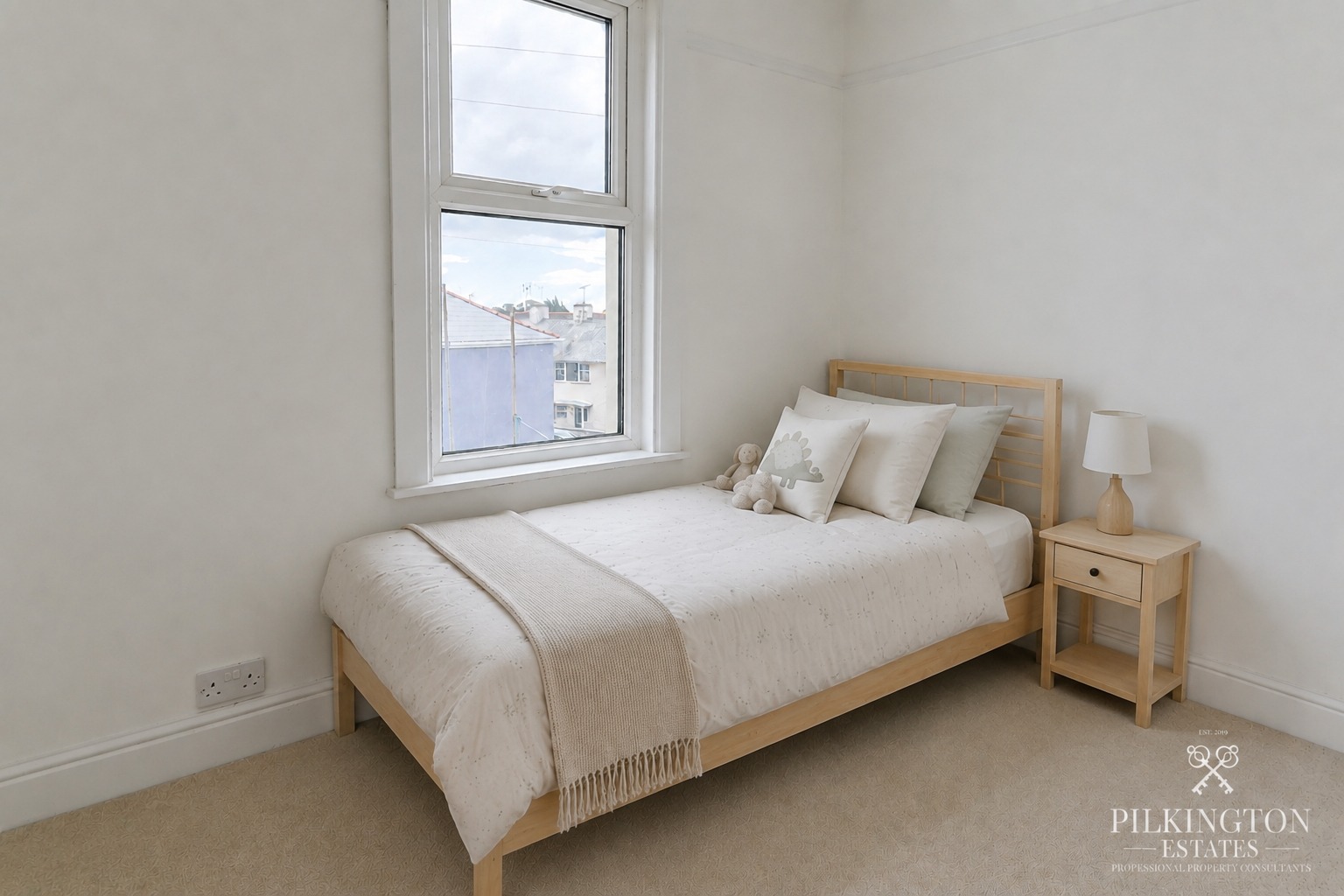 Beautifully Renovated Home with Stunning Kitchen, Luxury Bathroom & Courtyard Garden Property image 12