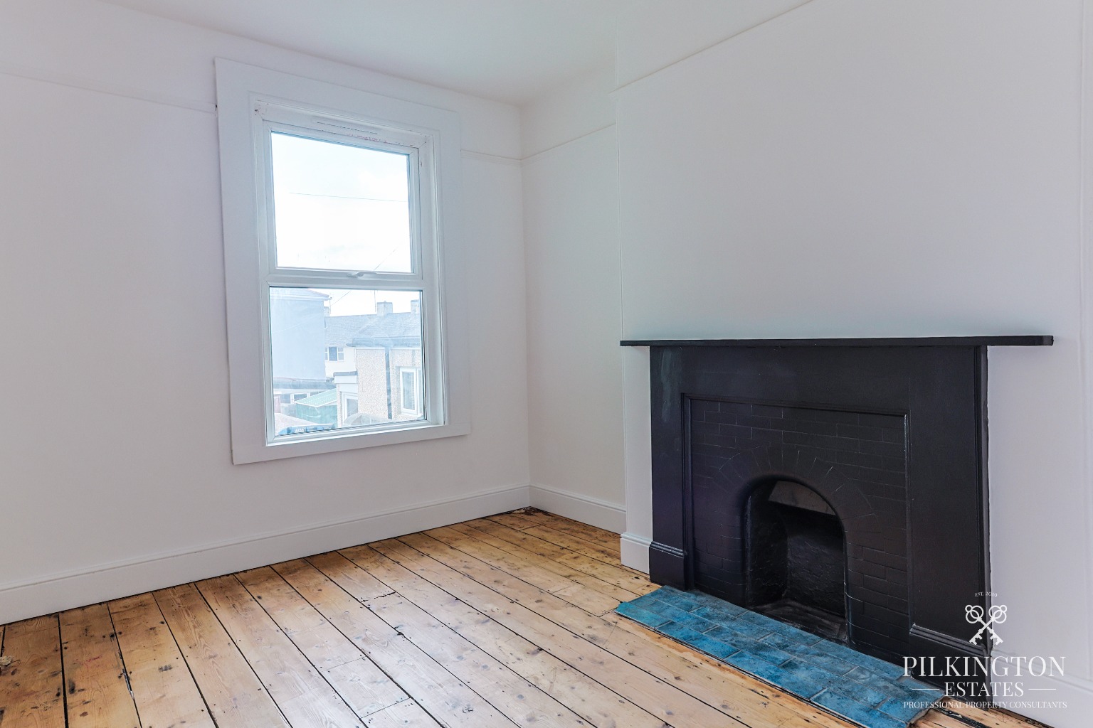 Beautifully Renovated Home with Stunning Kitchen, Luxury Bathroom & Courtyard Garden Property image 3