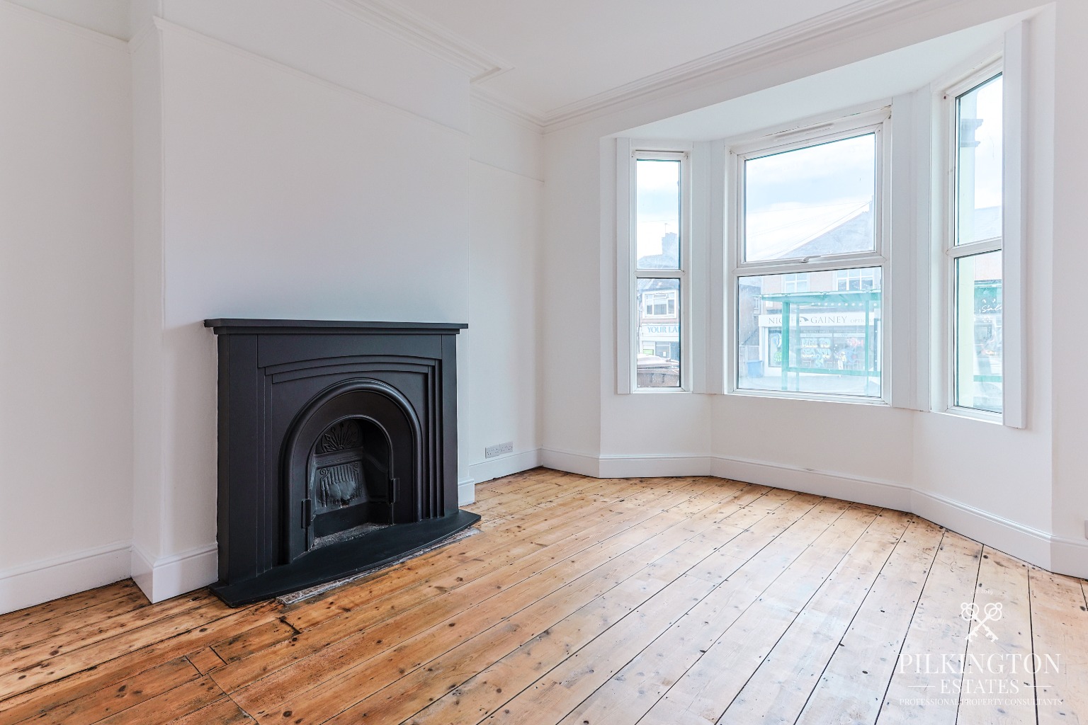 Beautifully Renovated Home with Stunning Kitchen, Luxury Bathroom & Courtyard Garden Property image 2