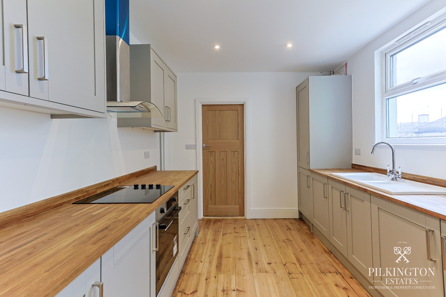 Beautifully Renovated Home with Stunning Kitchen, Luxury Bathroom & Courtyard Garden Property image 4