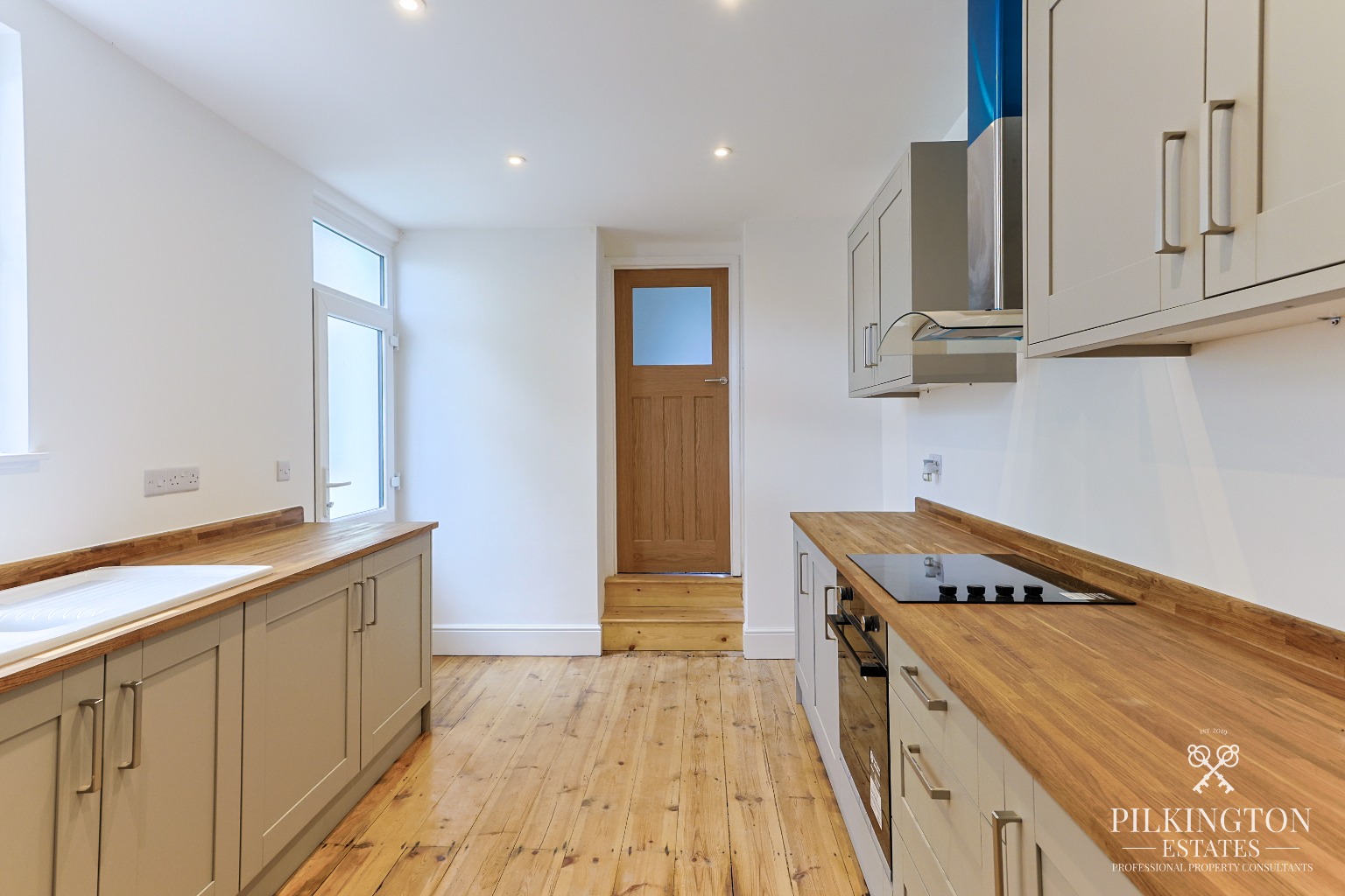 Beautifully Renovated Home with Stunning Kitchen, Luxury Bathroom & Courtyard Garden Property image 5