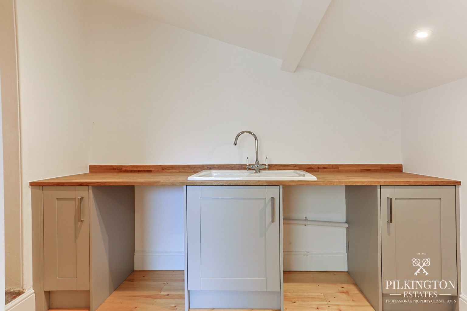 Beautifully Renovated Home with Stunning Kitchen, Luxury Bathroom & Courtyard Garden Property image 6