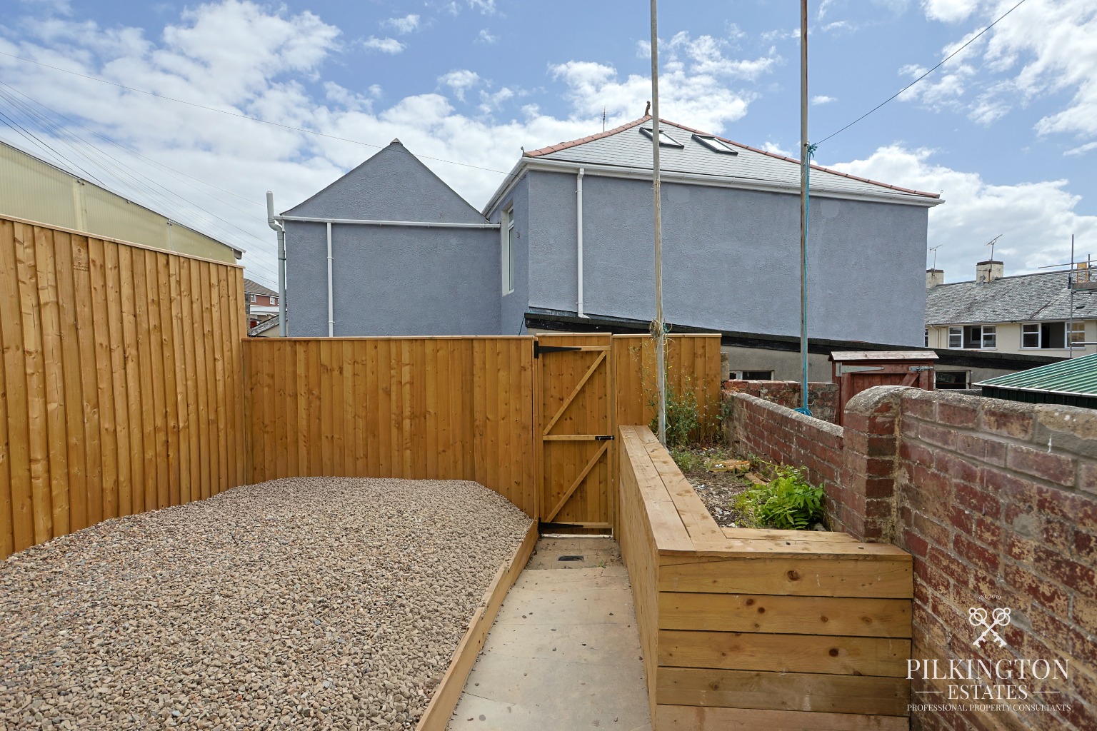 Beautifully Renovated Home with Stunning Kitchen, Luxury Bathroom & Courtyard Garden Property image 15