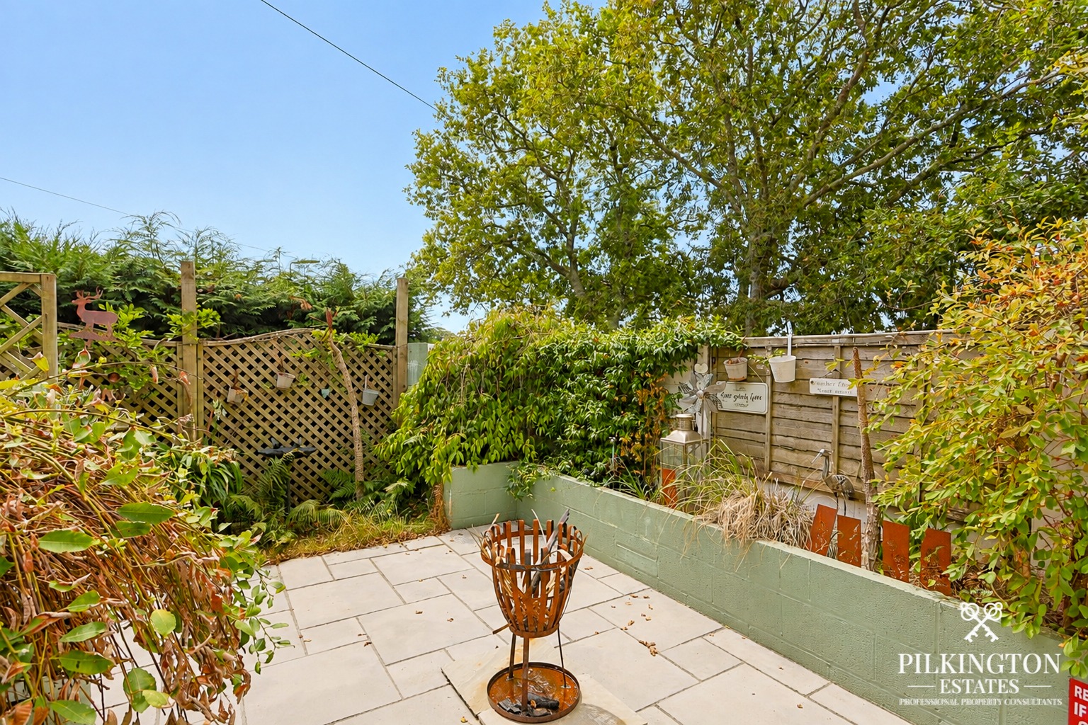 Spacious 3-Bedroom Home with Caravan-Sized Parking & Large Gardens Property image 14