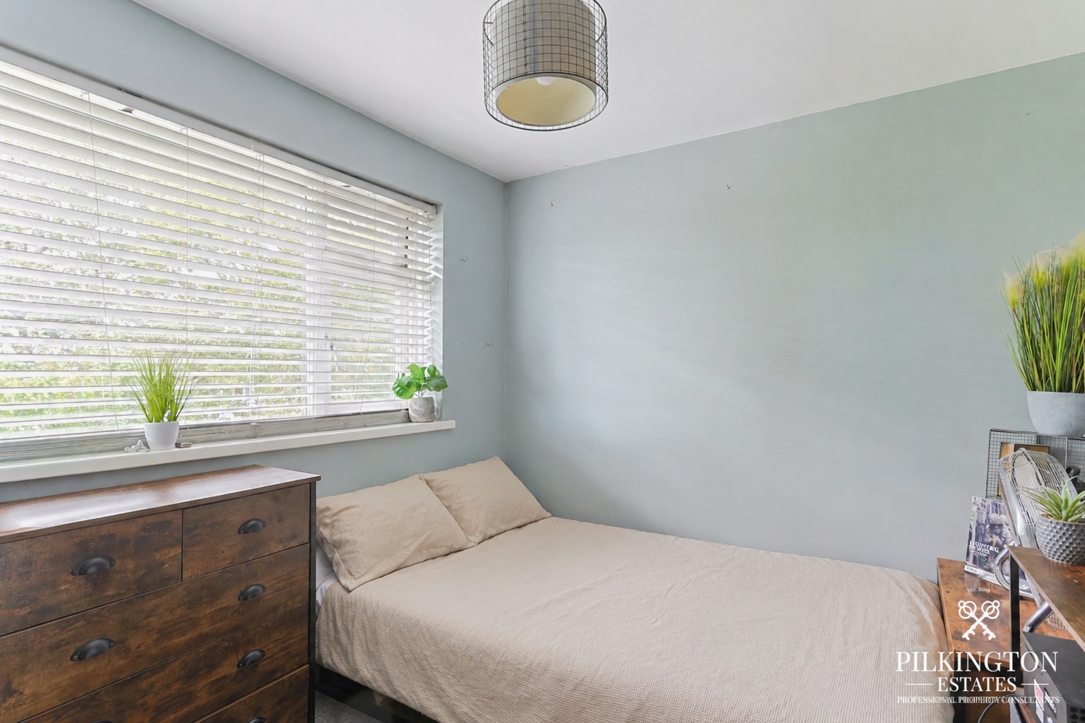 Spacious 3-Bedroom Home with Caravan-Sized Parking & Large Gardens Property image 11