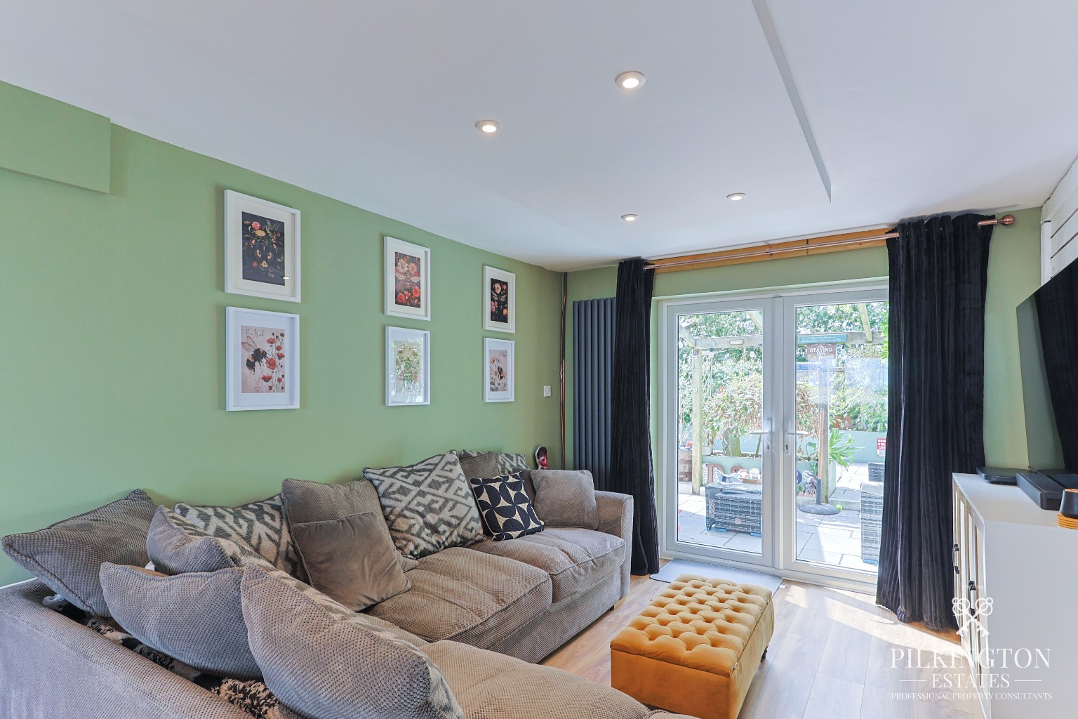 Spacious 3-Bedroom Home with Caravan-Sized Parking & Large Gardens Property image 3