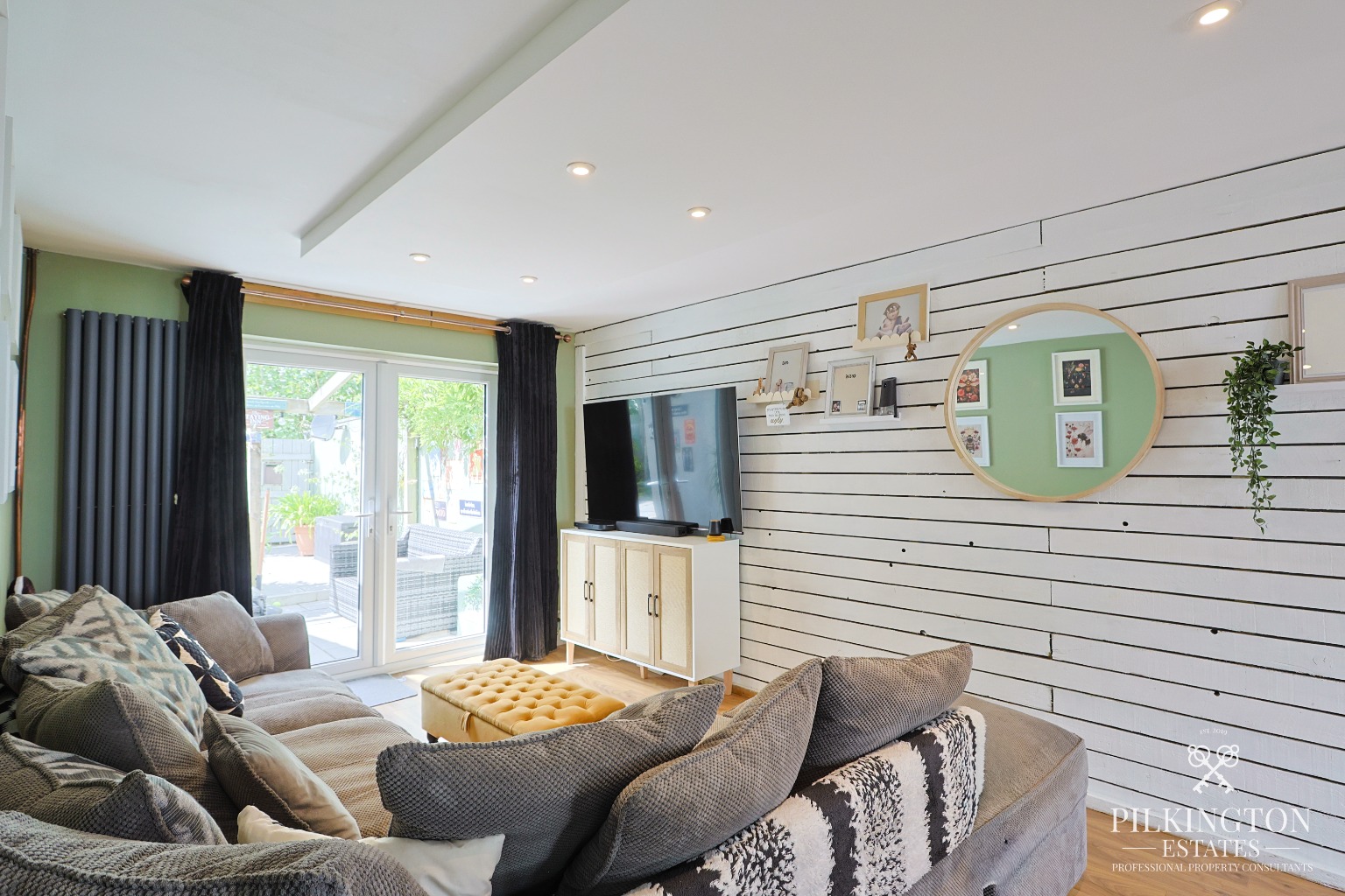 Spacious 3-Bedroom Home with Caravan-Sized Parking & Large Gardens Property image 2