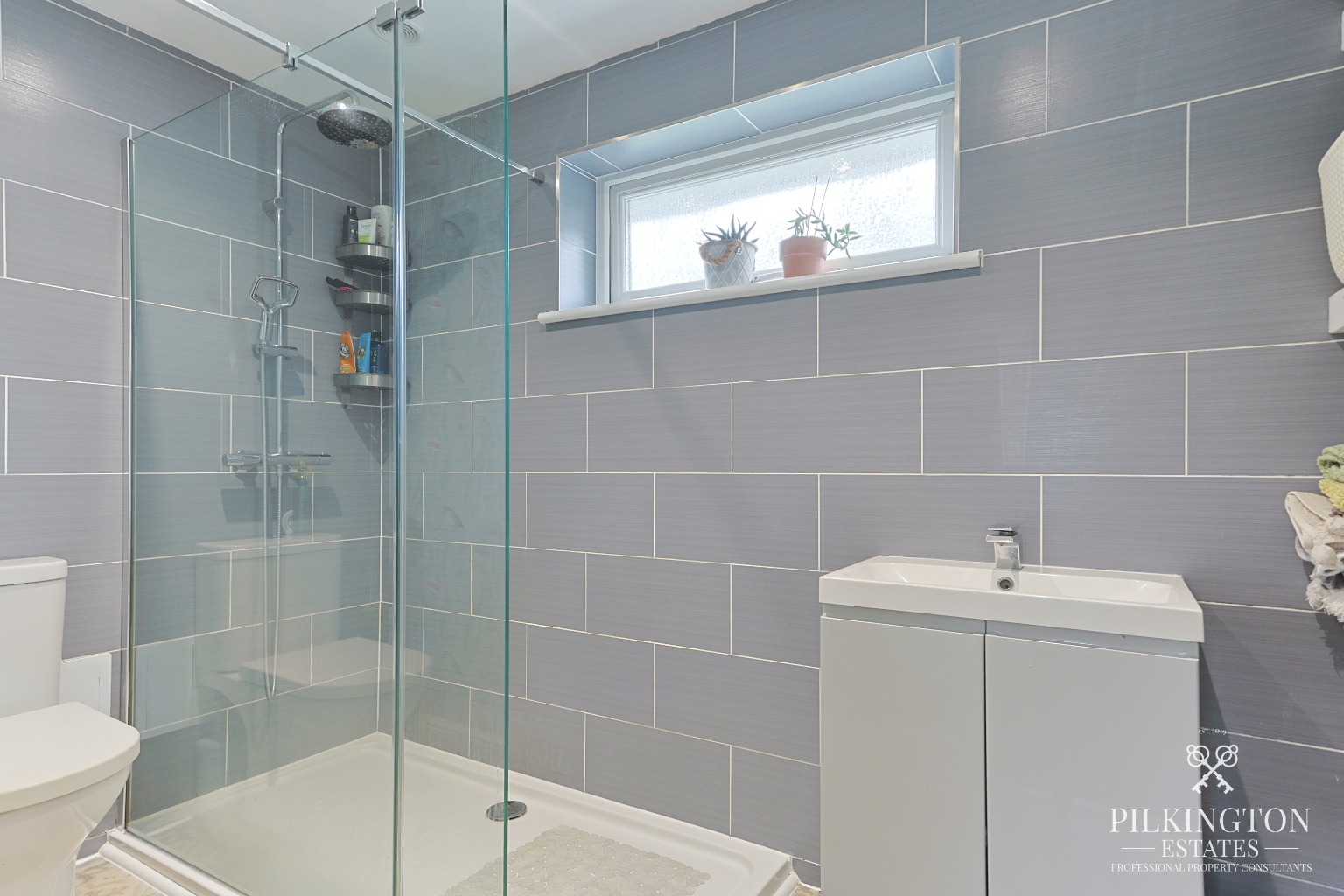 Spacious 3-Bedroom Home with Caravan-Sized Parking & Large Gardens Property image 12