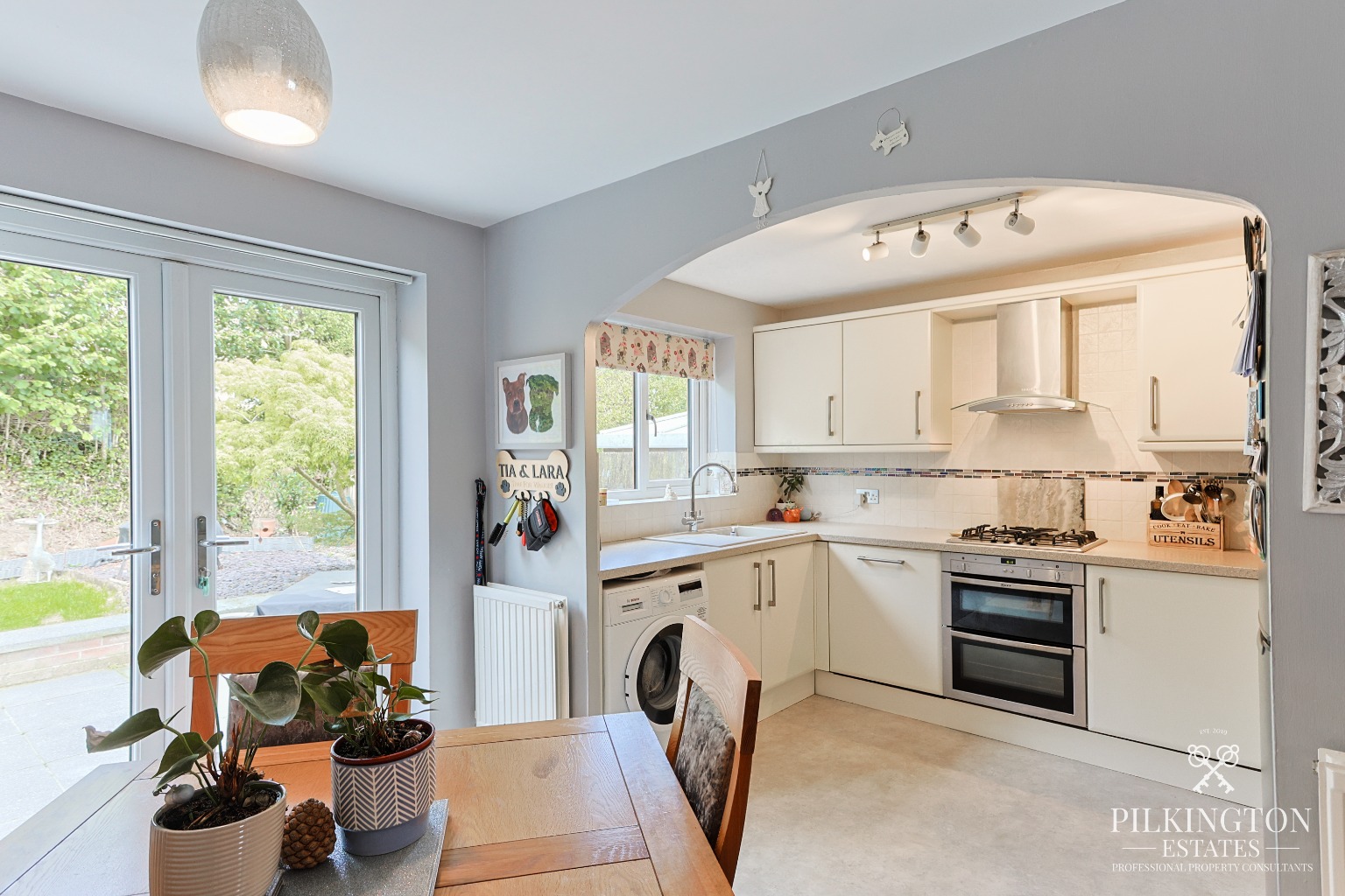 Spacious Three-Bedroom Family Home with Garage, Driveway & Solar Panels Property image 4