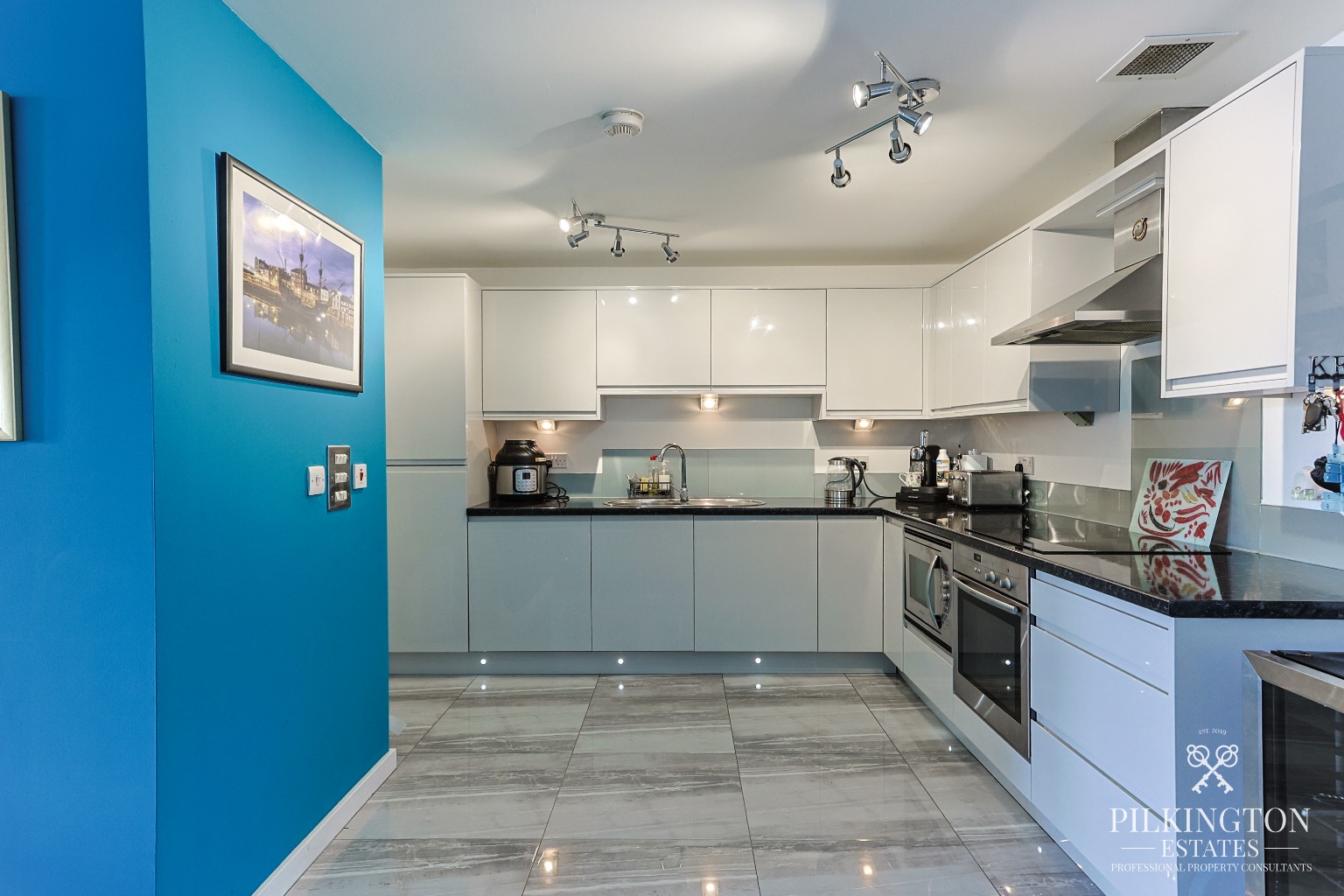 Stunning Waterside Apartment with West-Facing Sun Terrace & Uninterrupted Marina Views Property image 5