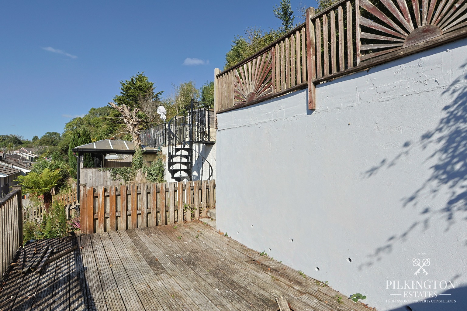 Spacious Three-Bedroom Home Over Three Floors with Garage, Driveway & Tiered Garden Property image 11