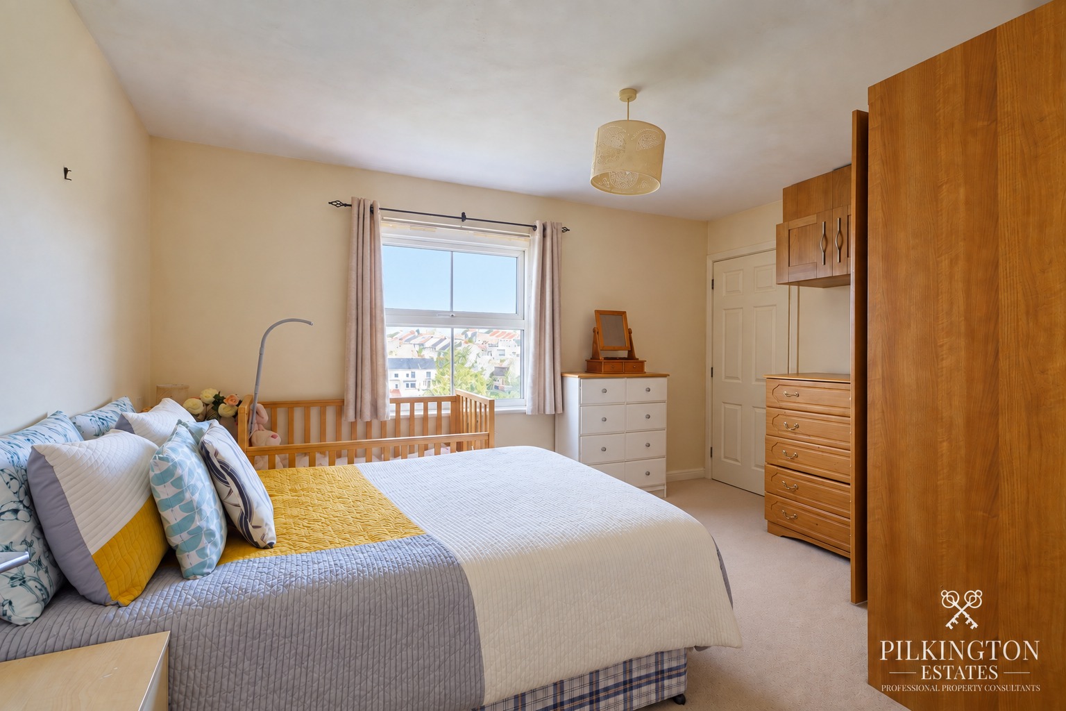 Two Bedroom Top Floor Apartment with Parking, En-Suite & No Onward Chain – Junction Gardens Property image 4