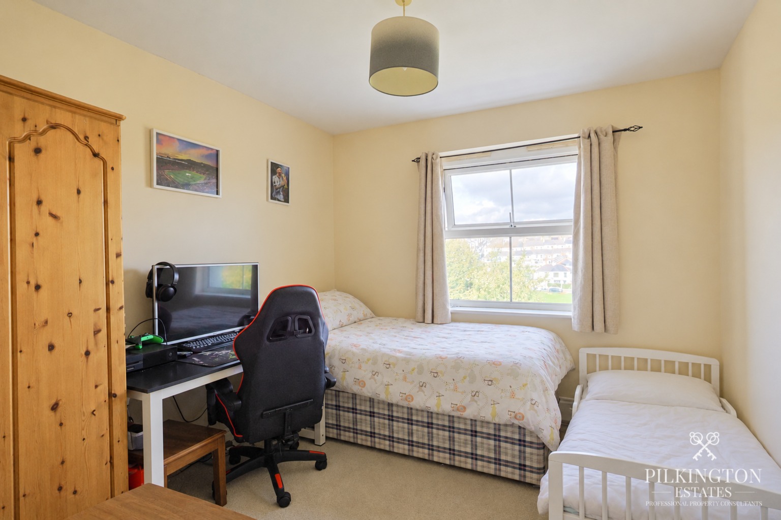 Two Bedroom Top Floor Apartment with Parking, En-Suite & No Onward Chain – Junction Gardens Property image 6