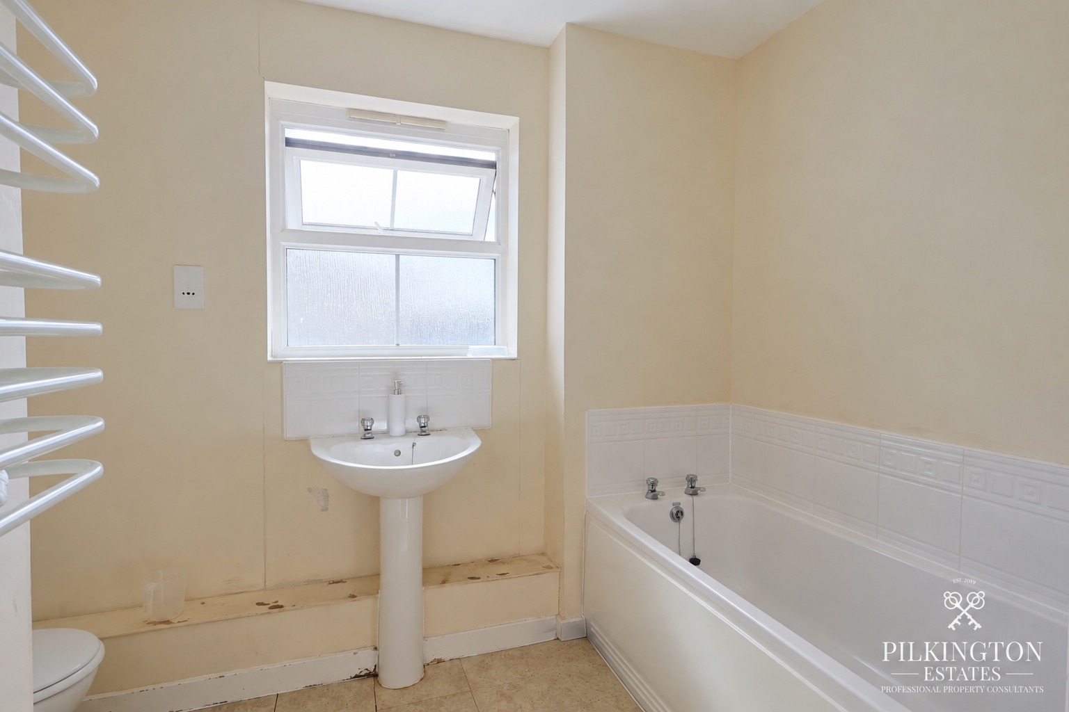 Two Bedroom Top Floor Apartment with Parking, En-Suite & No Onward Chain – Junction Gardens Property image 7
