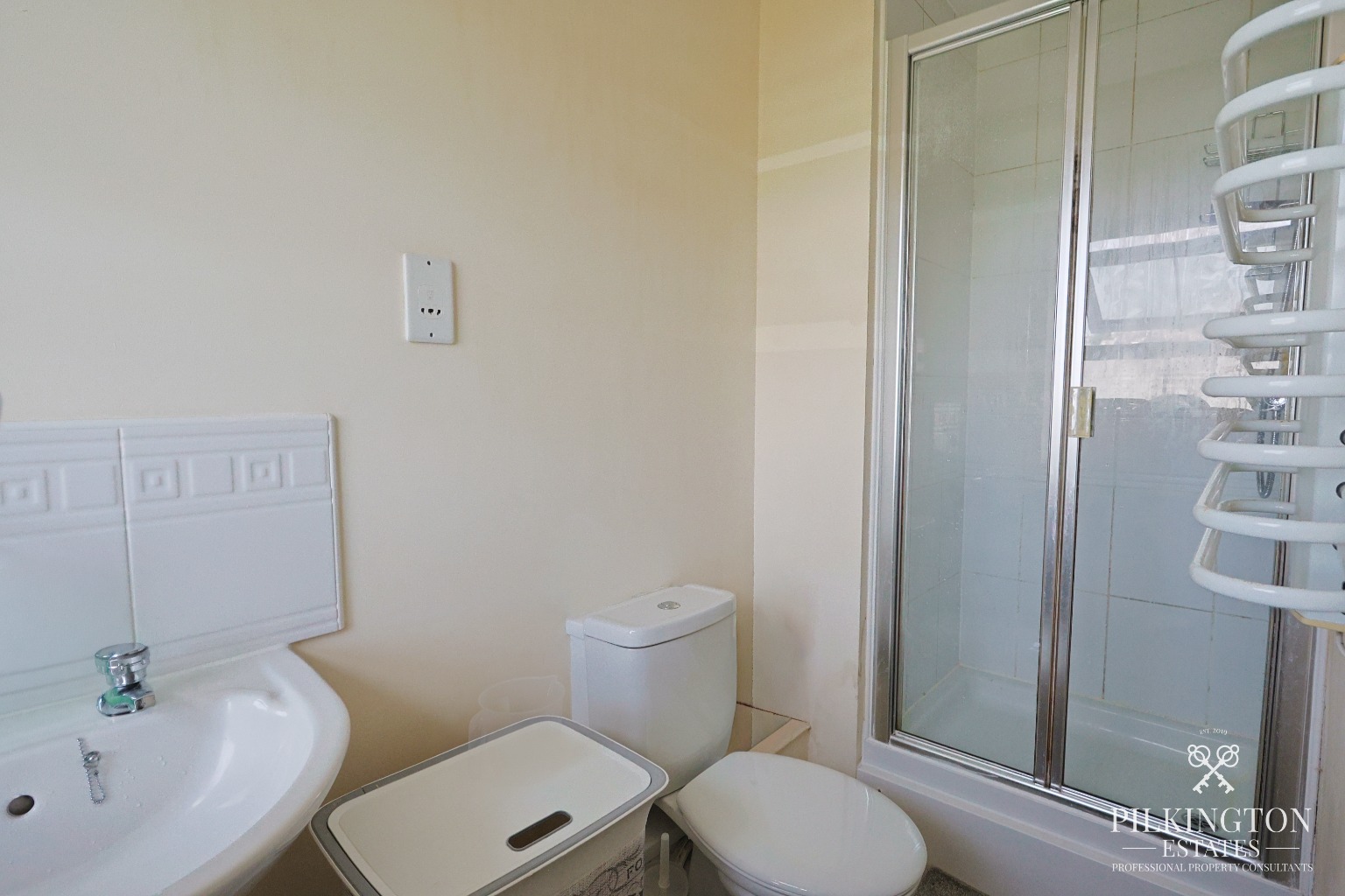 Two Bedroom Top Floor Apartment with Parking, En-Suite & No Onward Chain – Junction Gardens Property image 5