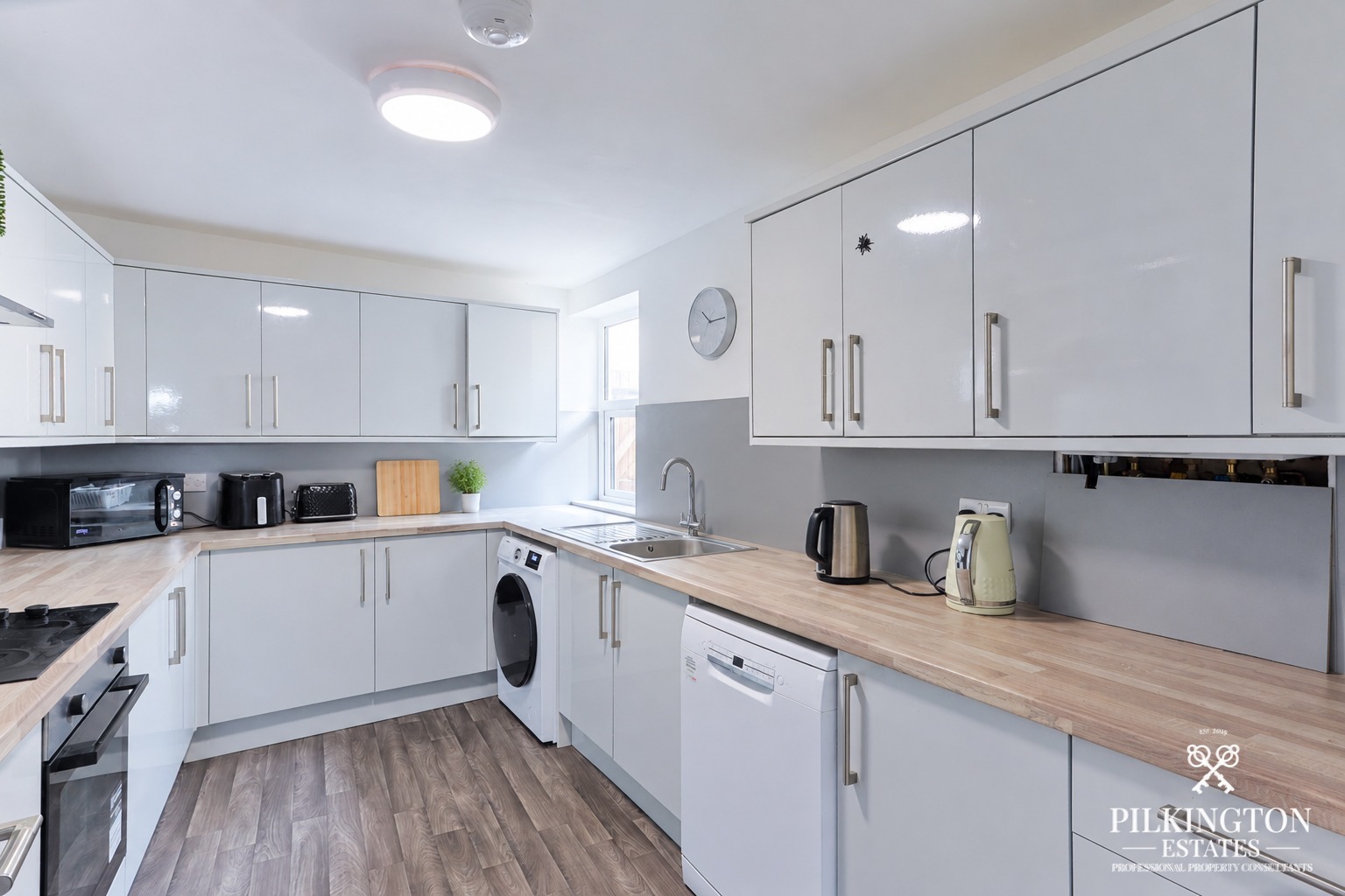 Recently Refurbished 6-Bed HMO £39,120 Annual Income License in Place - Vacant Possession Property image 2