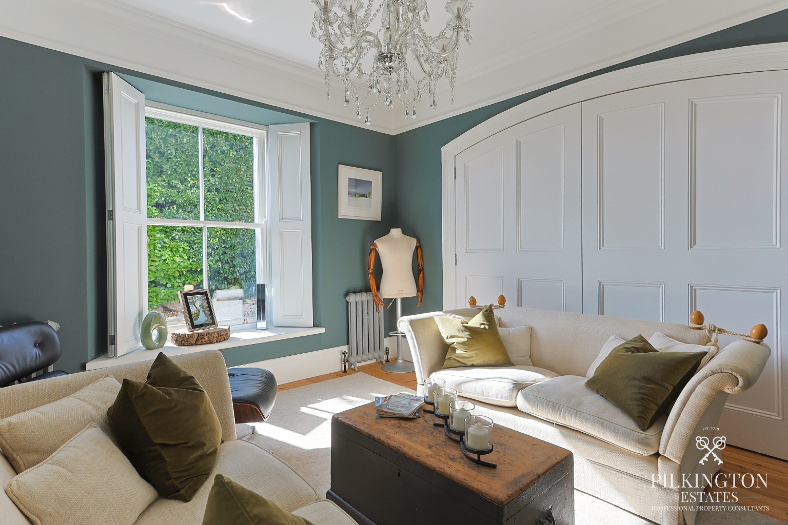 Exquisite Victorian Detached Villa with Breathtaking Contemporary Extension Property image 3