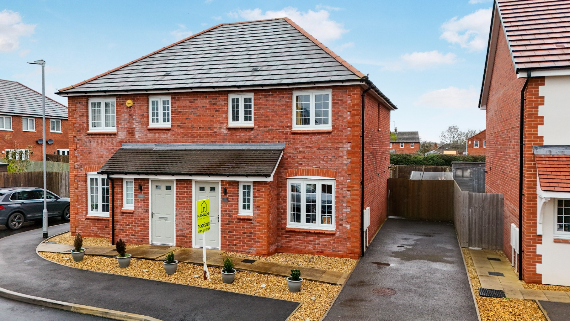 Modern Three Bedroom Semi-Detached House in Sought After Location