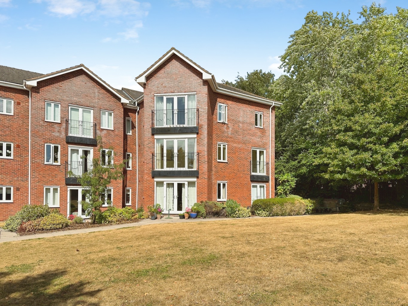 Modern 2-Bed Apartment, Wellington Centre, No Chain, Allocated Parking