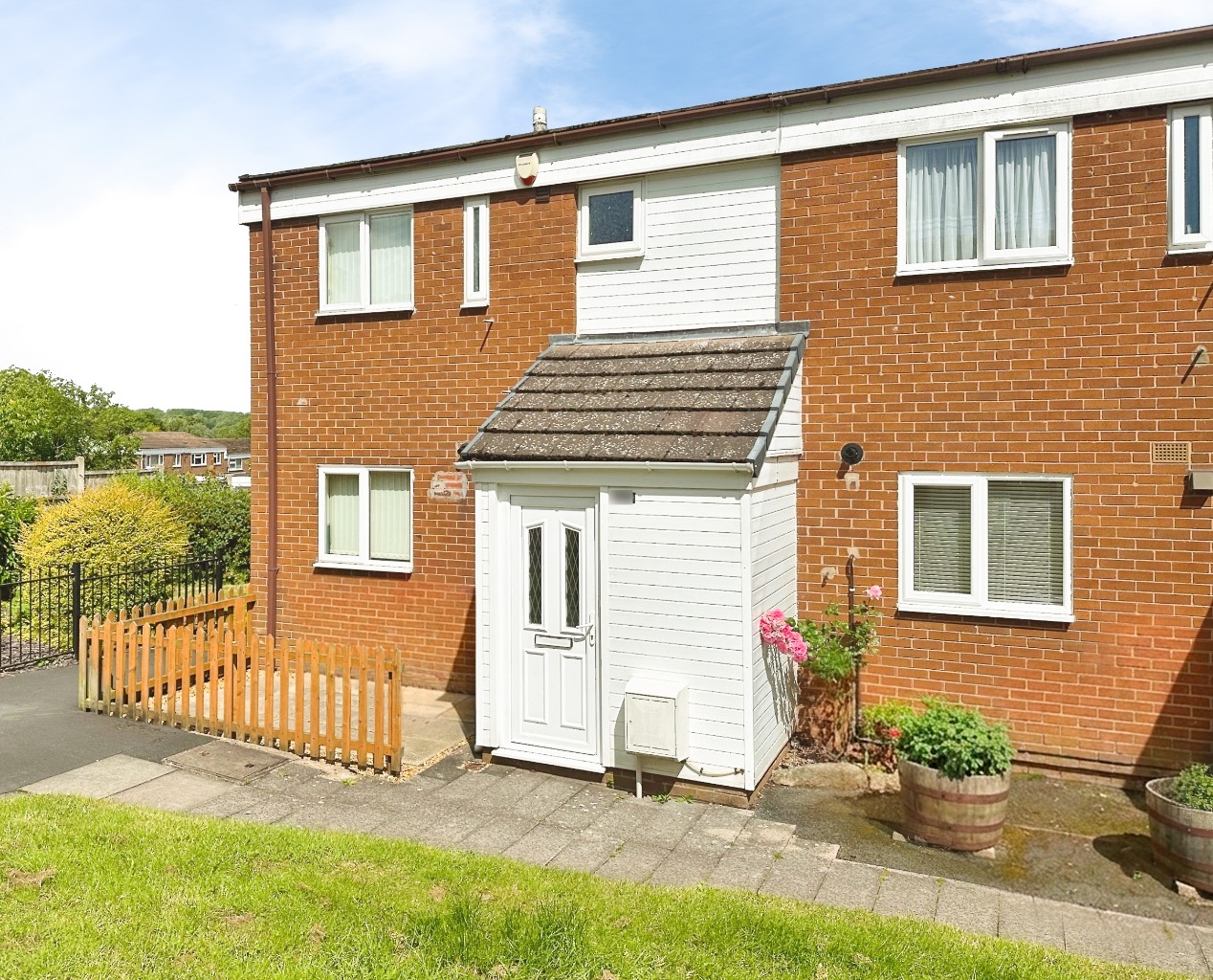 Well-Presented 3 Bed End-Terrace Family Home in Brookside
