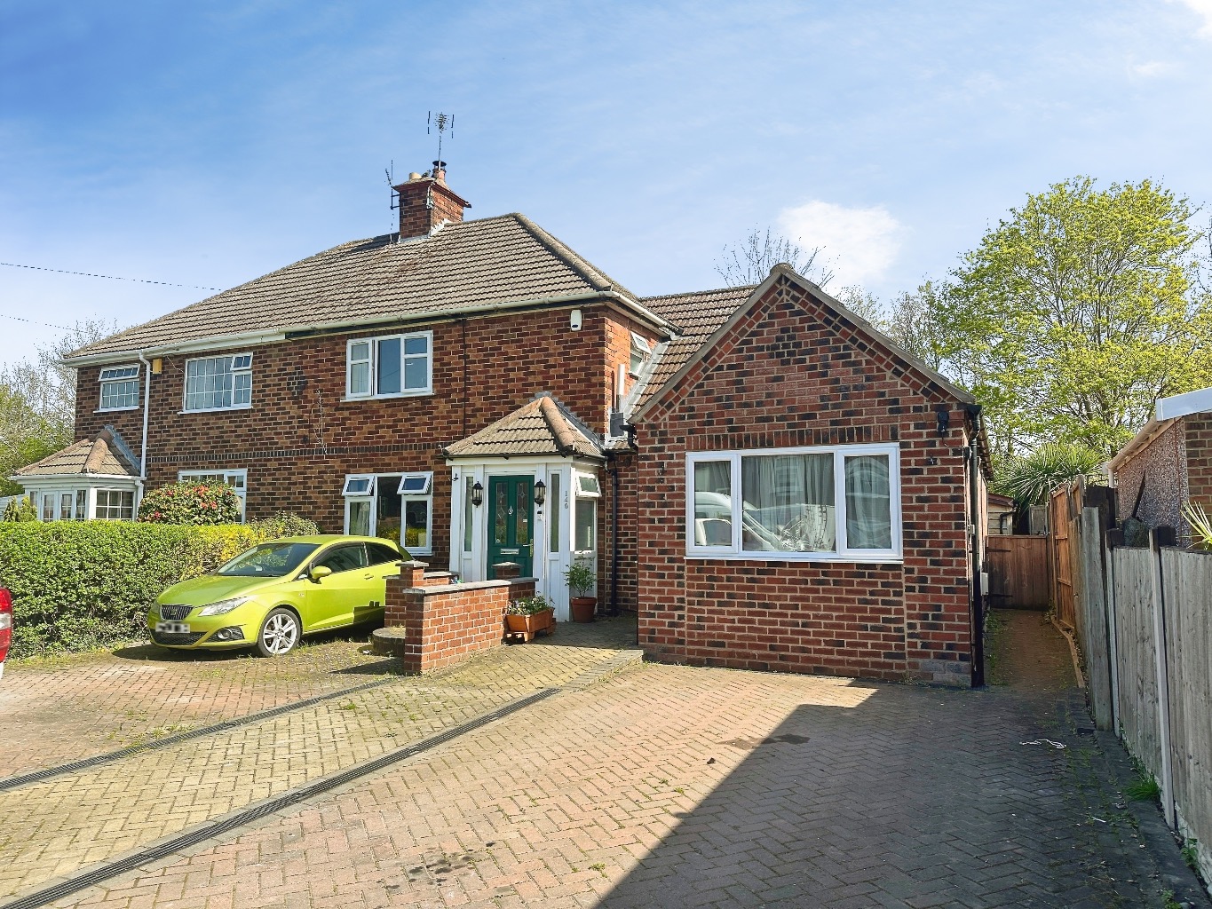 Spacious 4-Bed House with Annexe in Leegomery, Shropshire