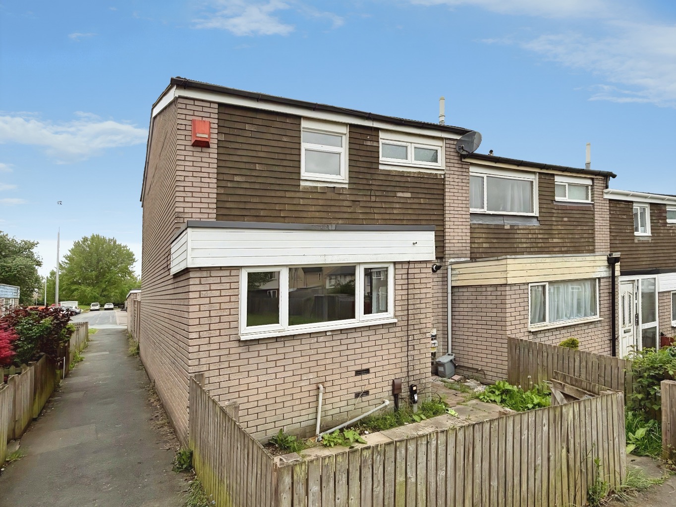 Spacious Three Bedroom End Terraced House with Garage, Woodside