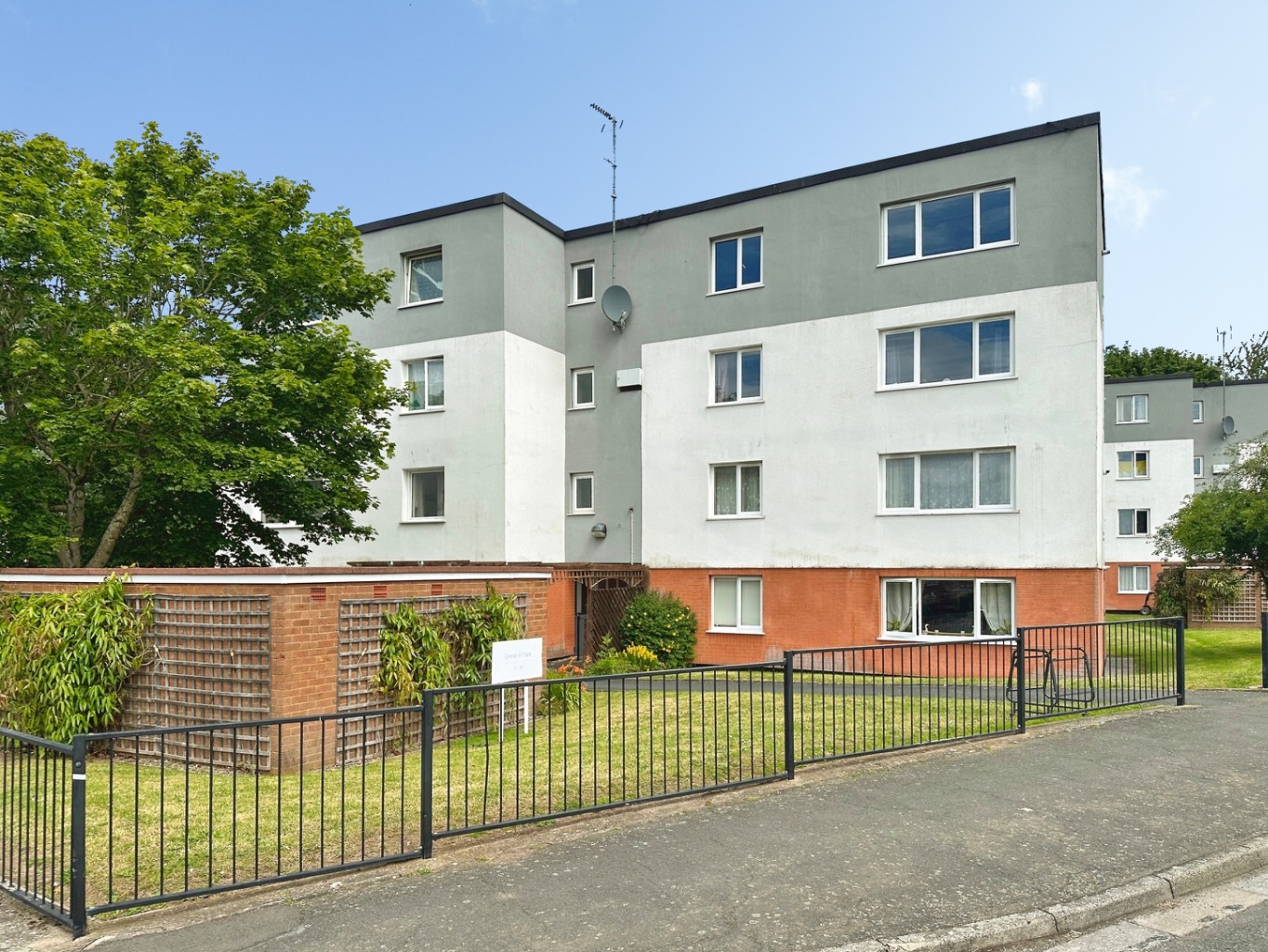 Spacious Two Bedroom Apartment with Wrekin Views, No Chain