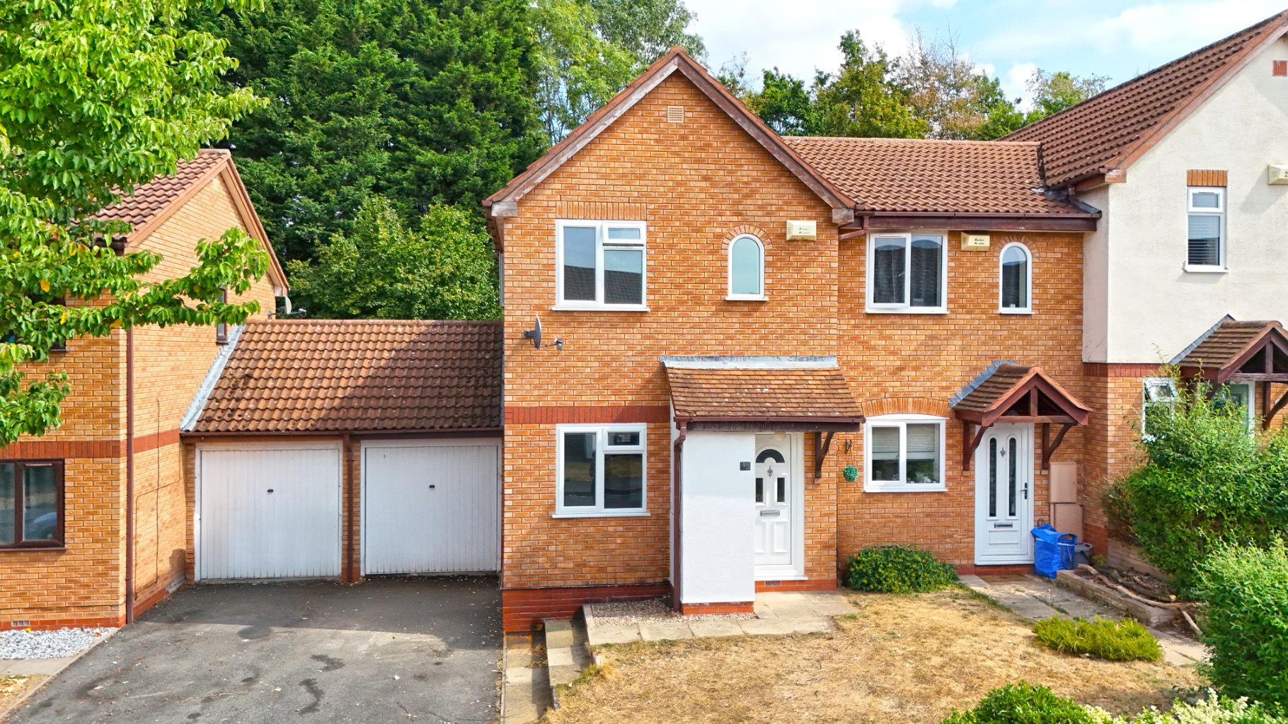 Delightful Two Bedroom End Terrace Home with Garage in Wellington