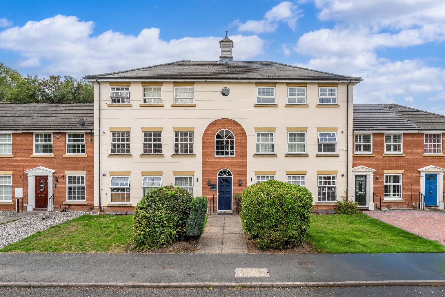 Stylish Two Bedroom Apartment in Popular Nightingale Way
