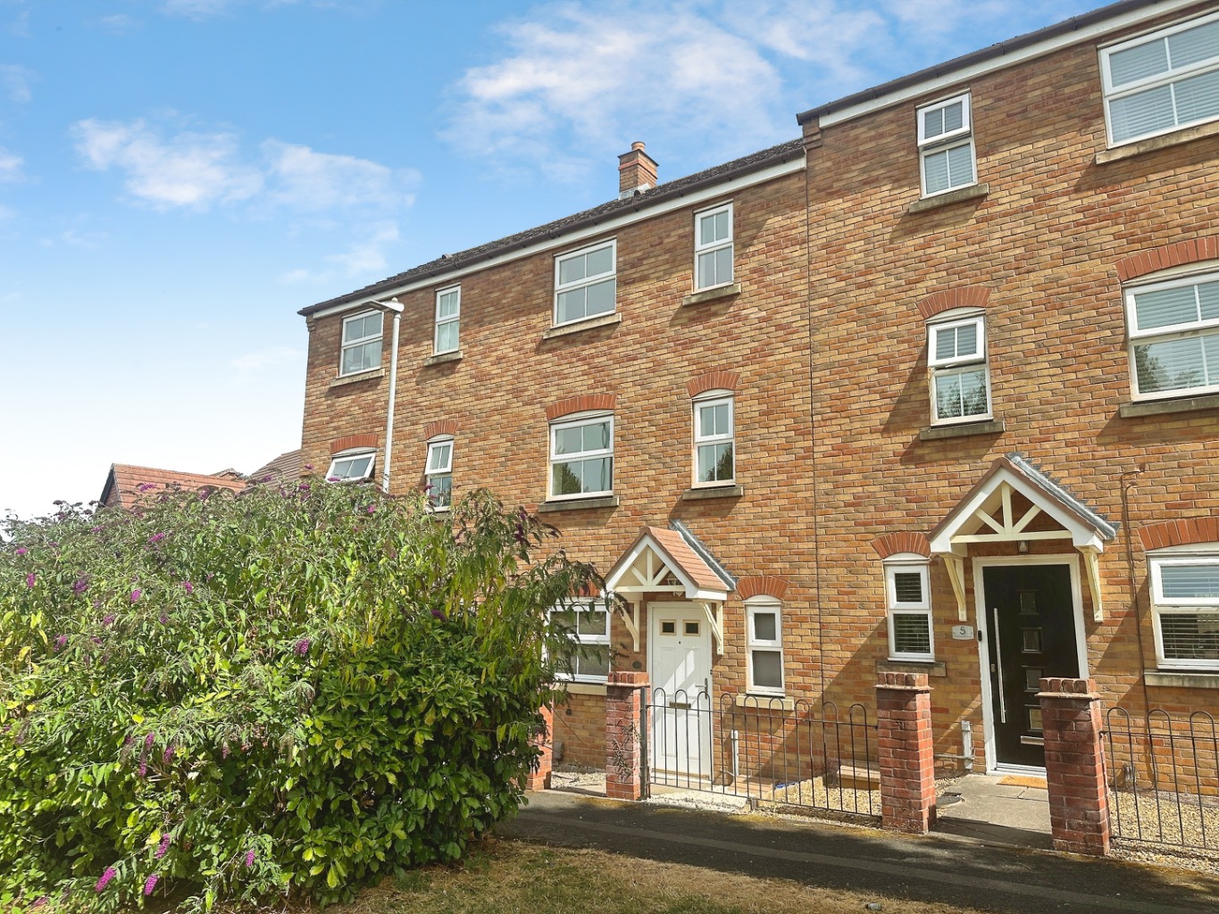 Modern Three Bedroom Townhouse in Superb Hadley Location