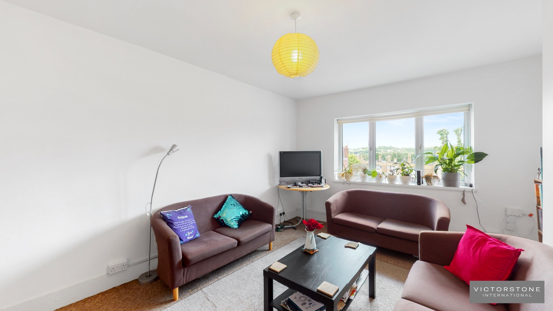A bright and spacious three bedroom top floor apartment