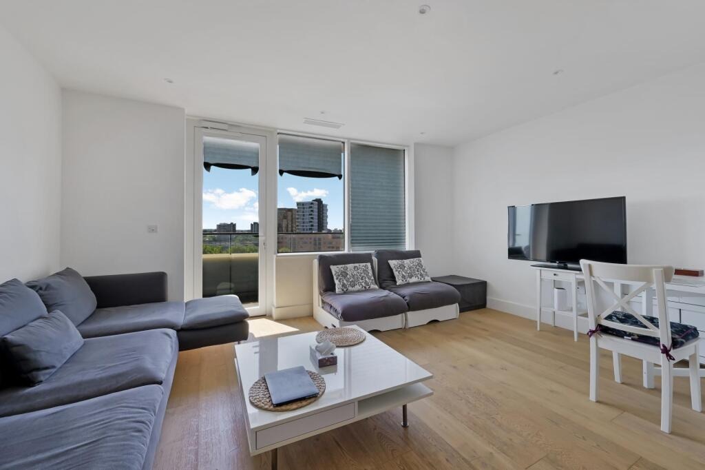 Contemporary Riverside Living with Panoramic Thames Views in Battersea