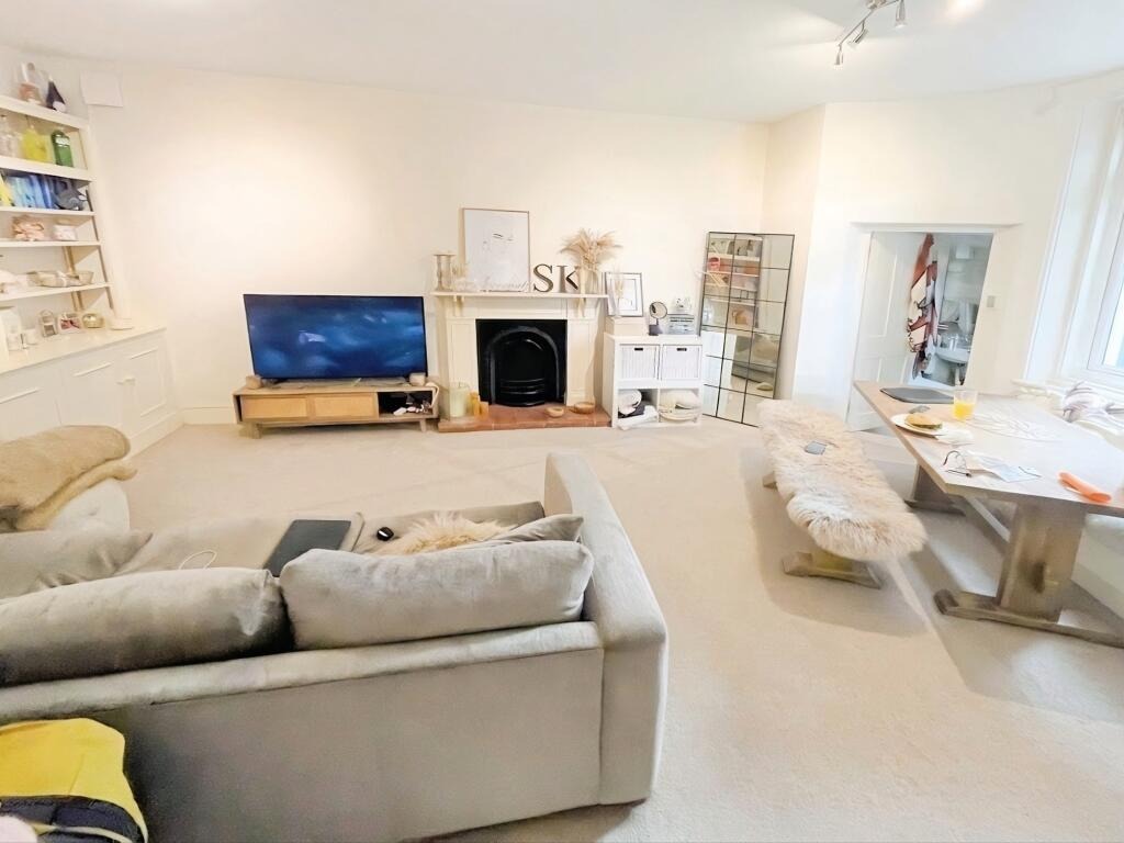 Spacious 1-Bedroom Lower Ground Floor Flat Near Clapham Junction